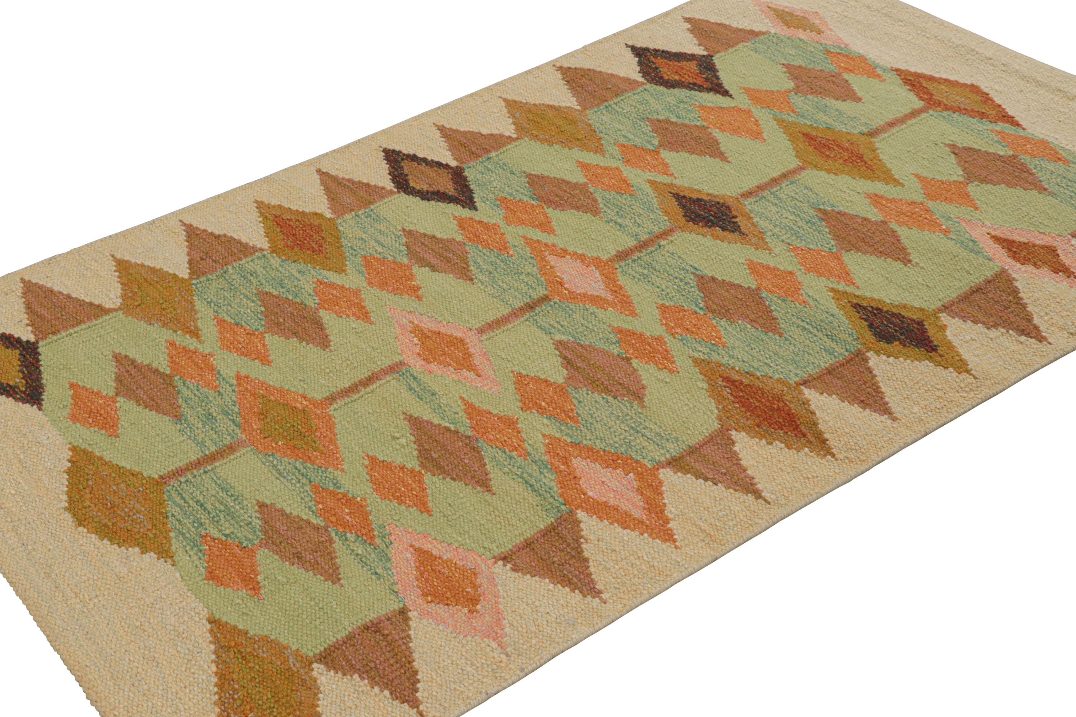 Rug & Kilim's Teppich im skandinavischen Stil in Beige, Grün und Blau mit geometrischen Mustern (Indisch) im Angebot