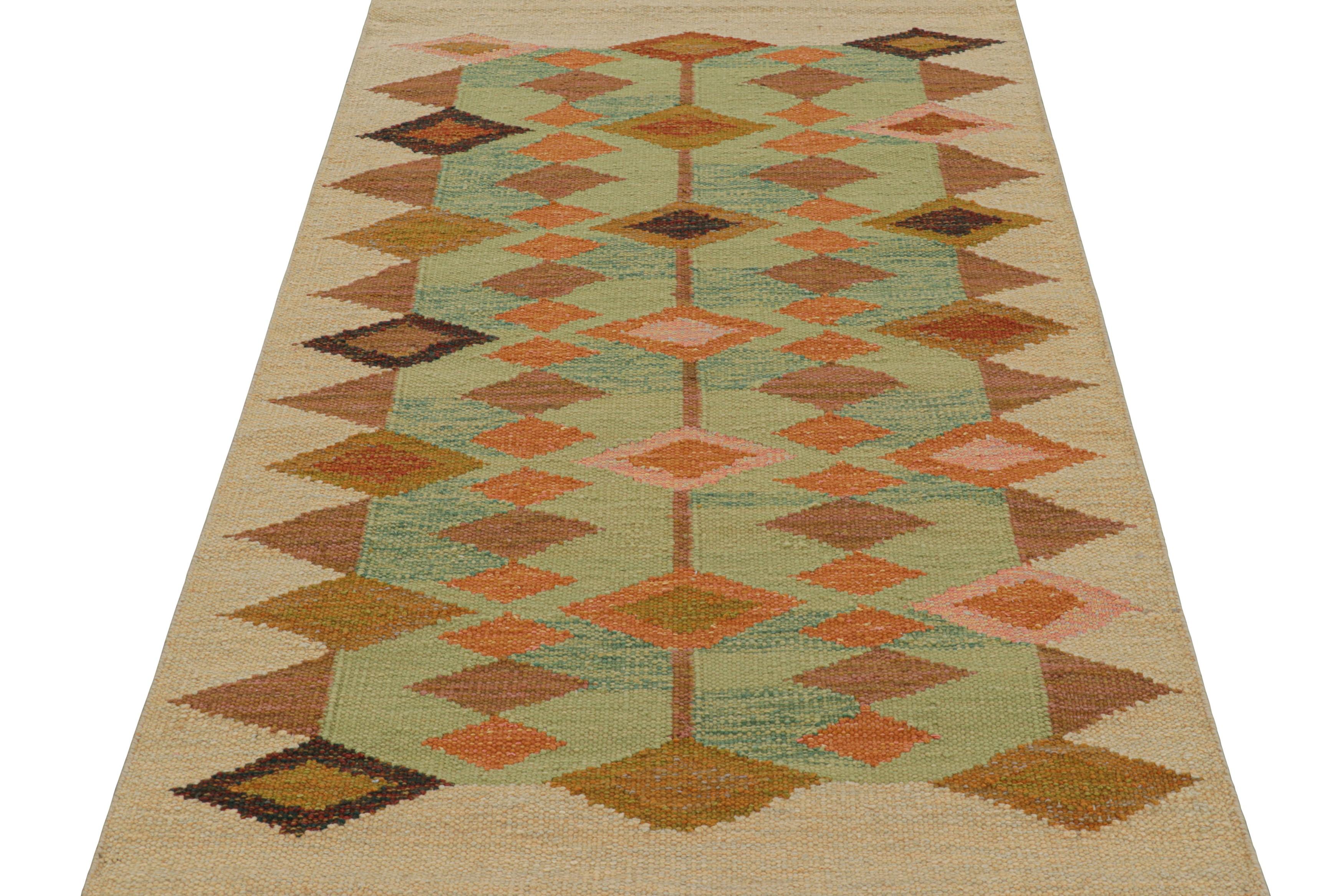 Rug & Kilim's Teppich im skandinavischen Stil in Beige, Grün und Blau mit geometrischen Mustern (Handgewebt) im Angebot