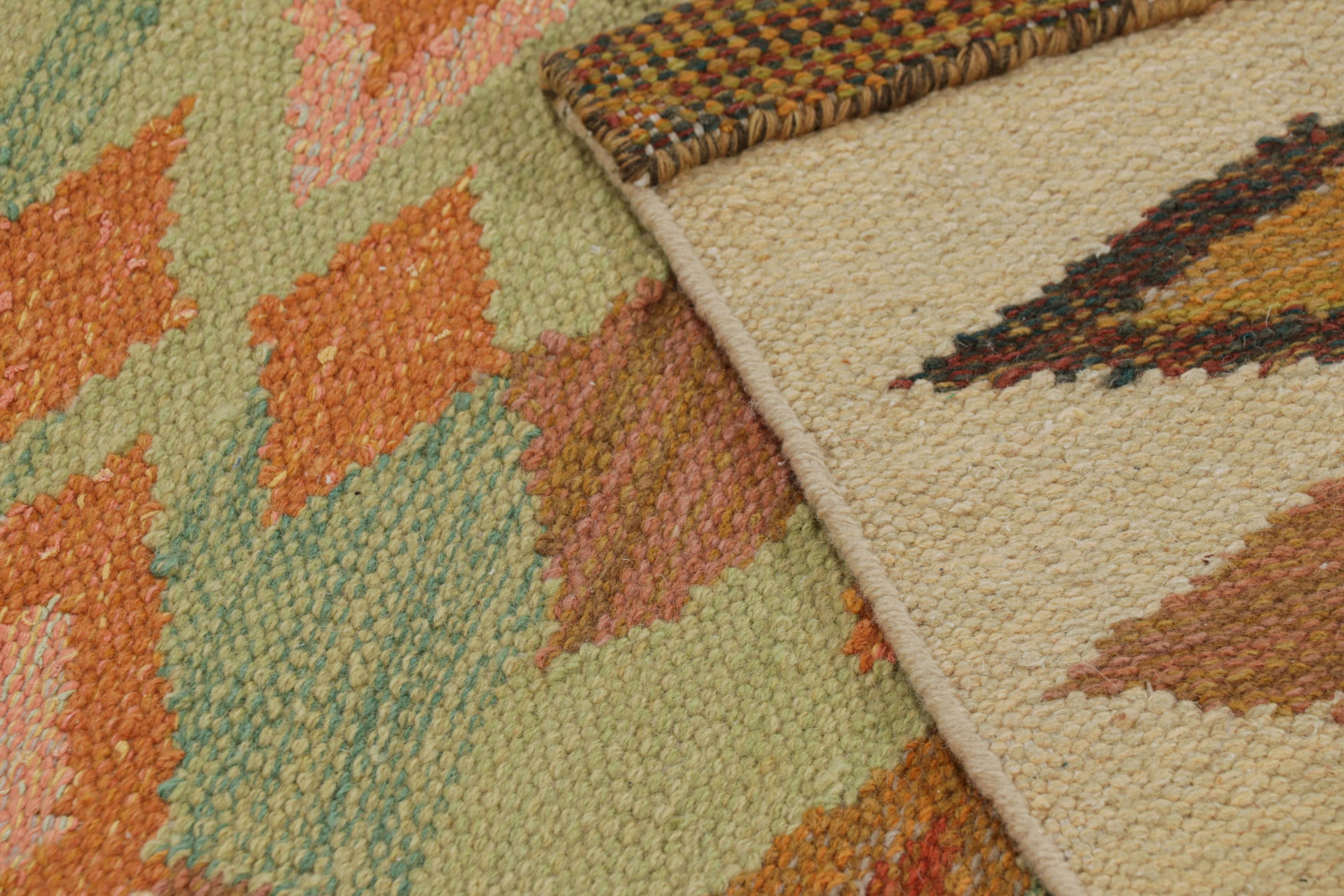 Rug & Kilim's Teppich im skandinavischen Stil in Beige, Grün und Blau mit geometrischen Mustern (21. Jahrhundert und zeitgenössisch) im Angebot