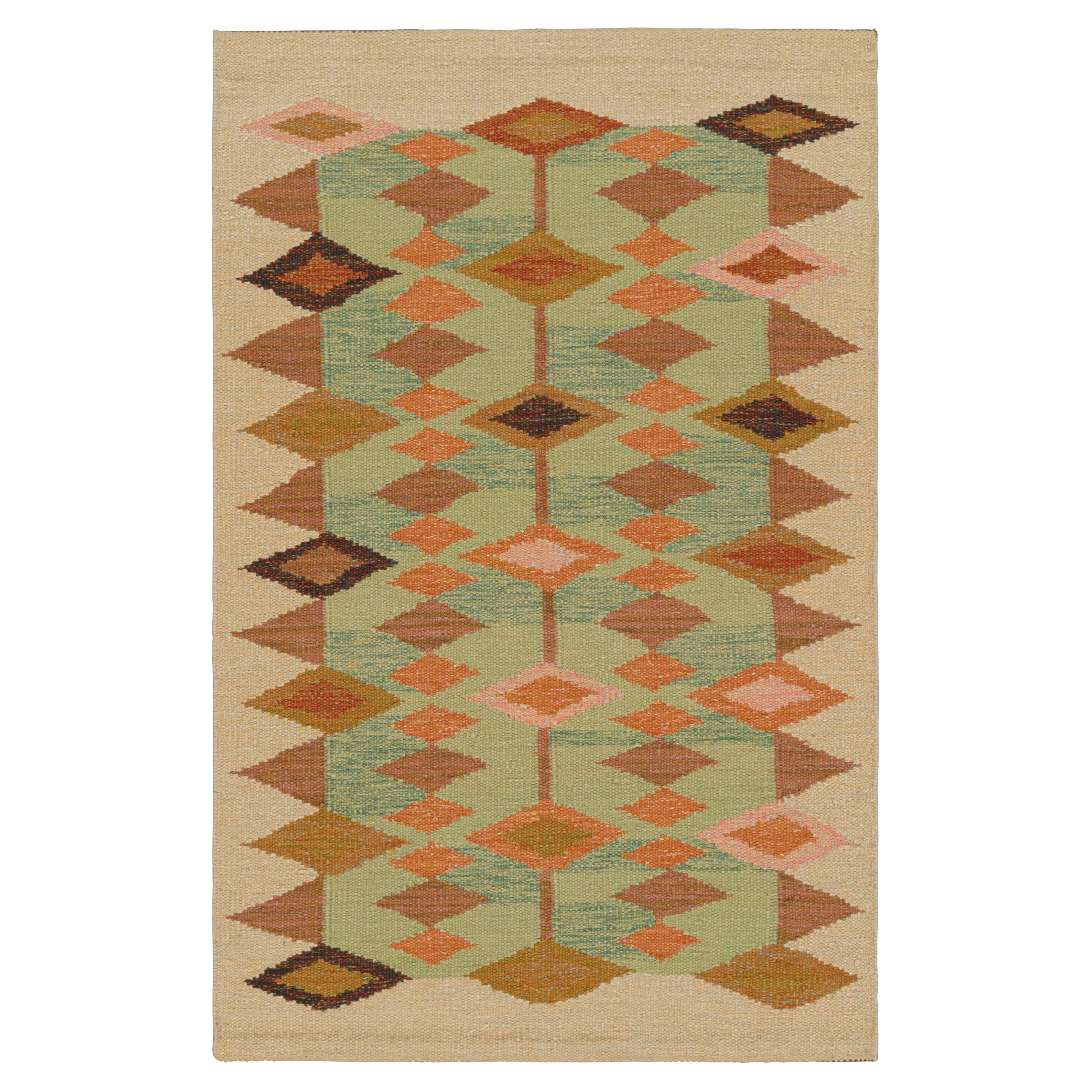 Rug & Kilim: Tappeto in stile scandinavo con motivi geometrici beige, verdi e blu
