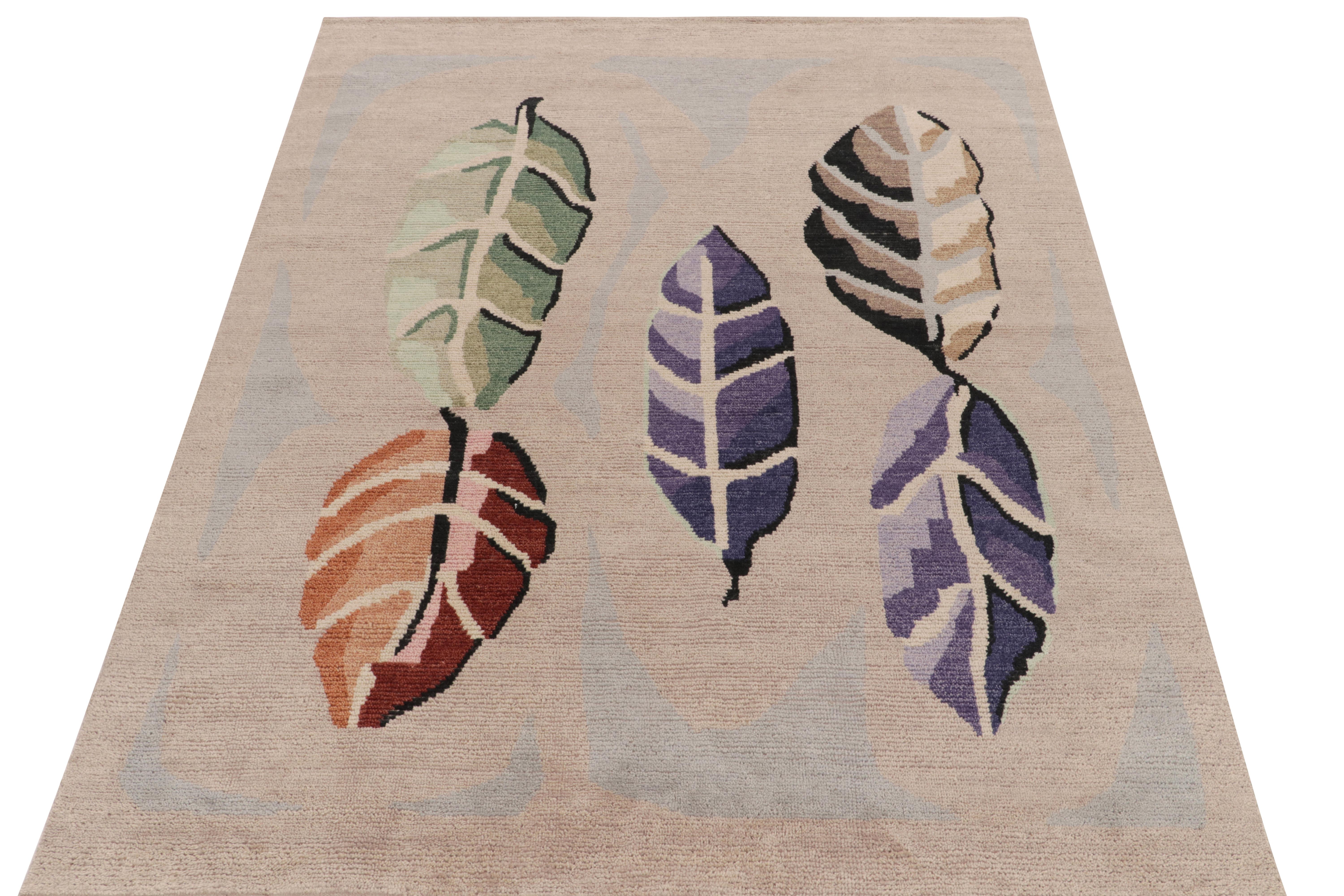 Inspiriert von den feinsten alten schwedischen Rya-Teppichen, ein 6x8 handgewebtes Stück aus unserer preisgekrönten skandinavischen Auswahl. Die üppige Flortextur bringt ein beige-braunes, orange, indigoblaues und grünes Blattwerk zum Vorschein, das