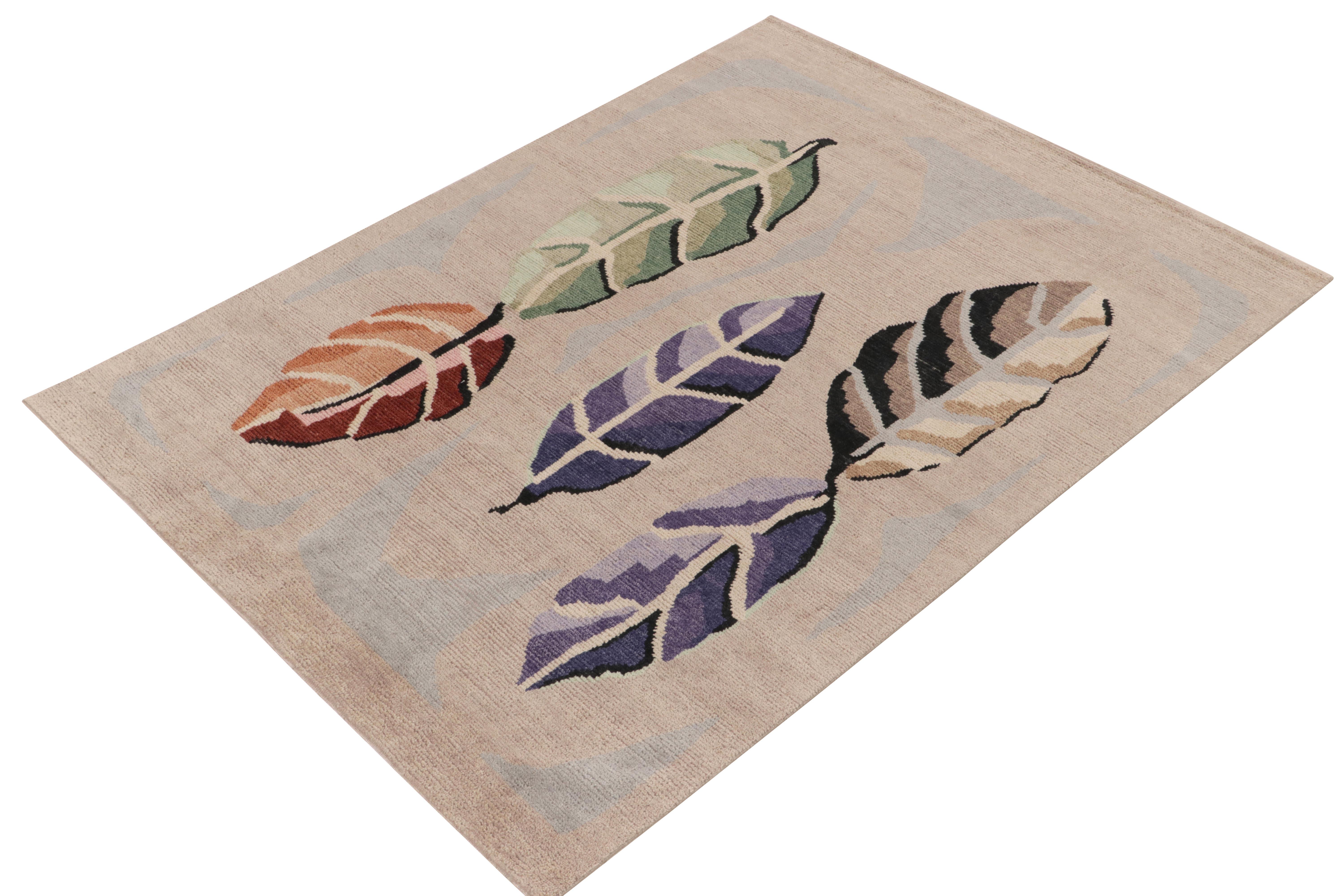 Rug & Kilim's Teppich im skandinavischen Stil in Beige, mehrfarbig mit Blumenmuster (Skandinavische Moderne) im Angebot