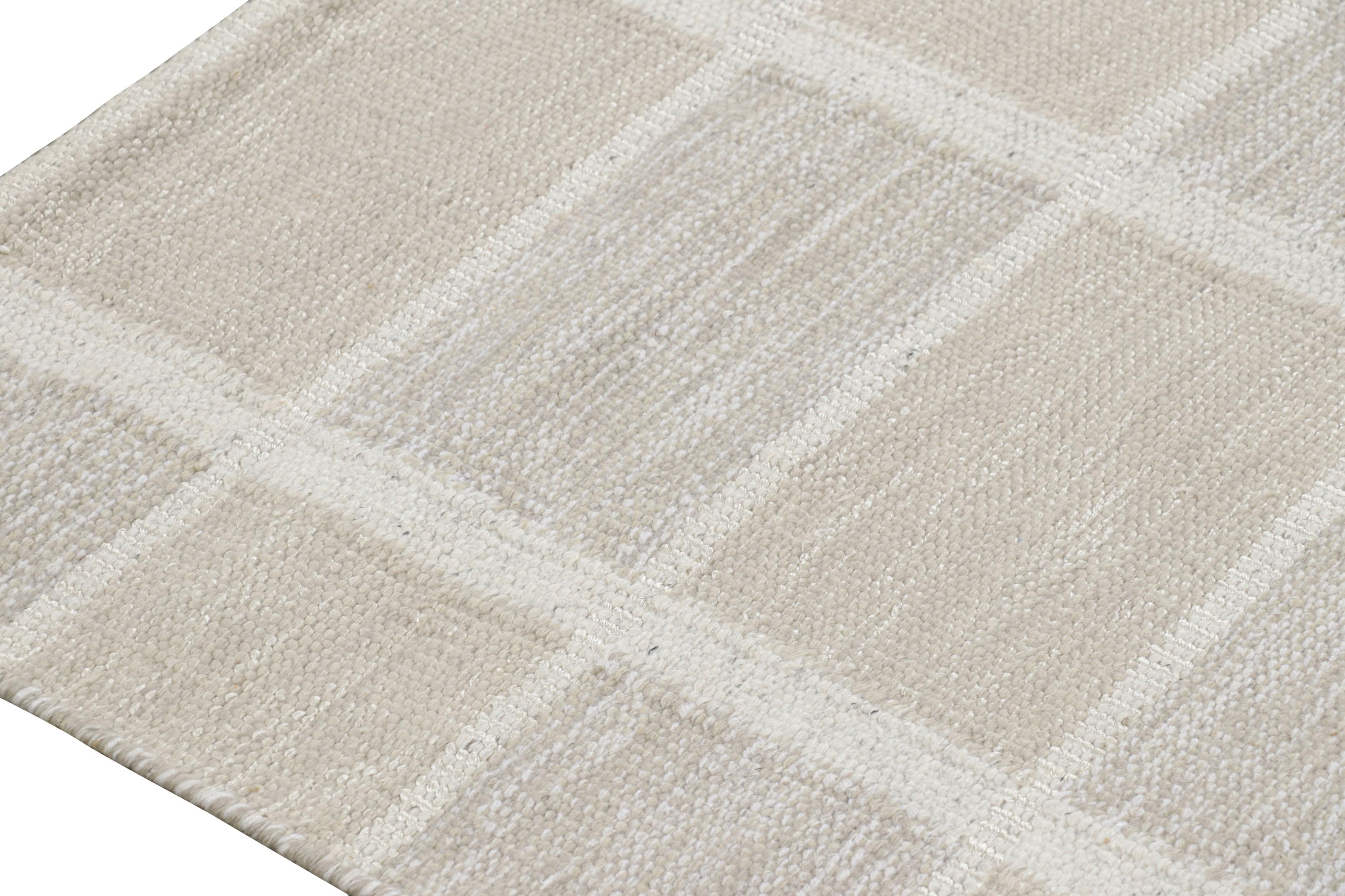 Rug & Kilim's Teppich im skandinavischen Stil in Beige, Taupe und Weiß mit geometrischem Muster (Moderne) im Angebot