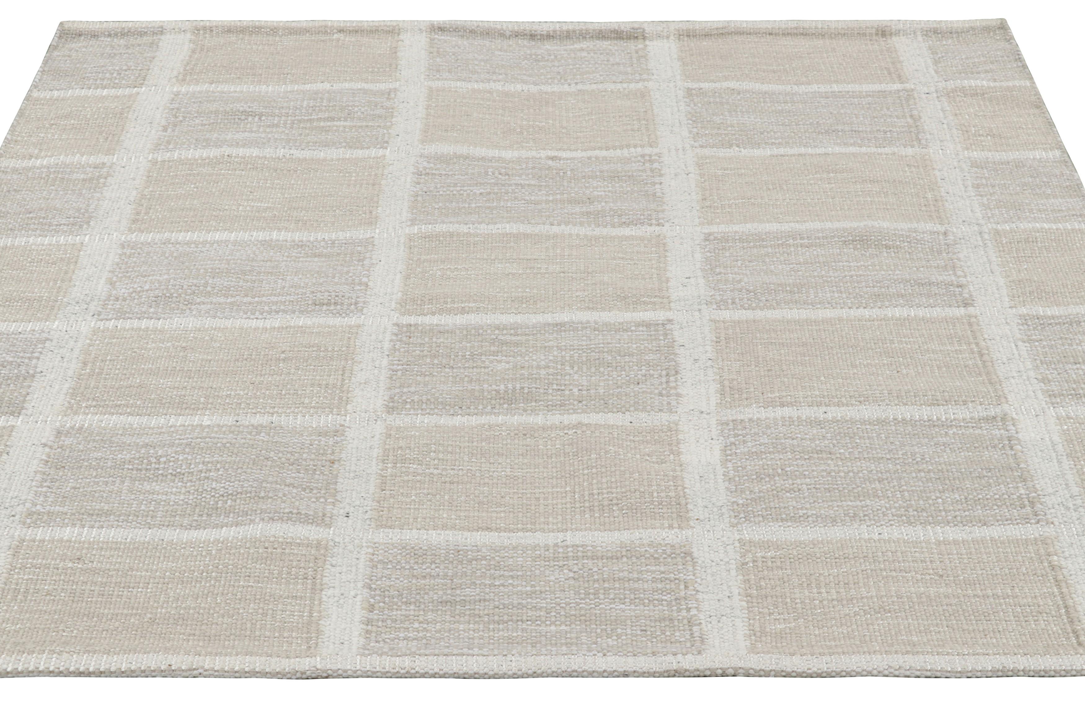 Rug & Kilim's Teppich im skandinavischen Stil in Beige, Taupe und Weiß mit geometrischem Muster (Indisch) im Angebot