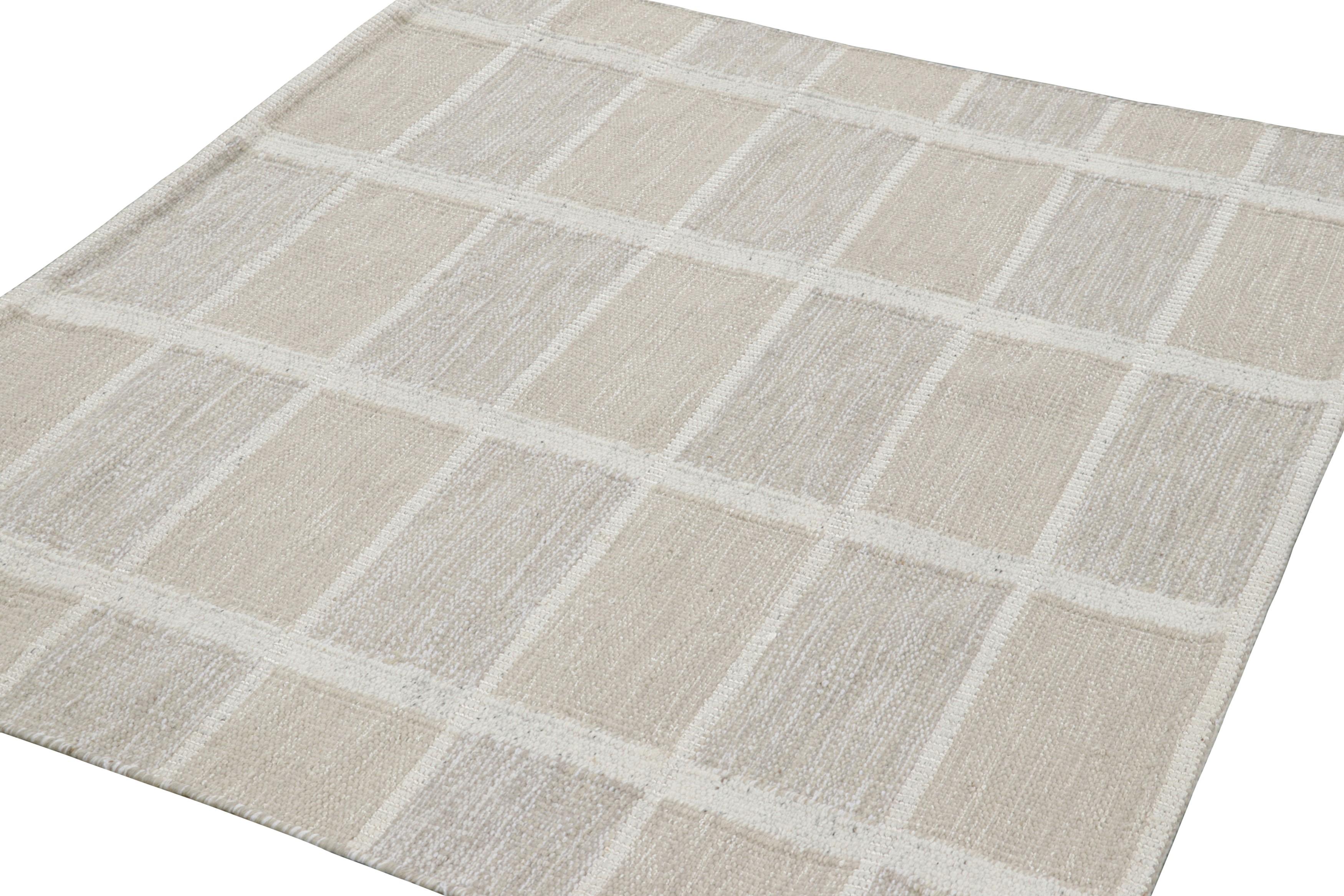 Rug & Kilim's Teppich im skandinavischen Stil in Beige, Taupe und Weiß mit geometrischem Muster (Handgewebt) im Angebot