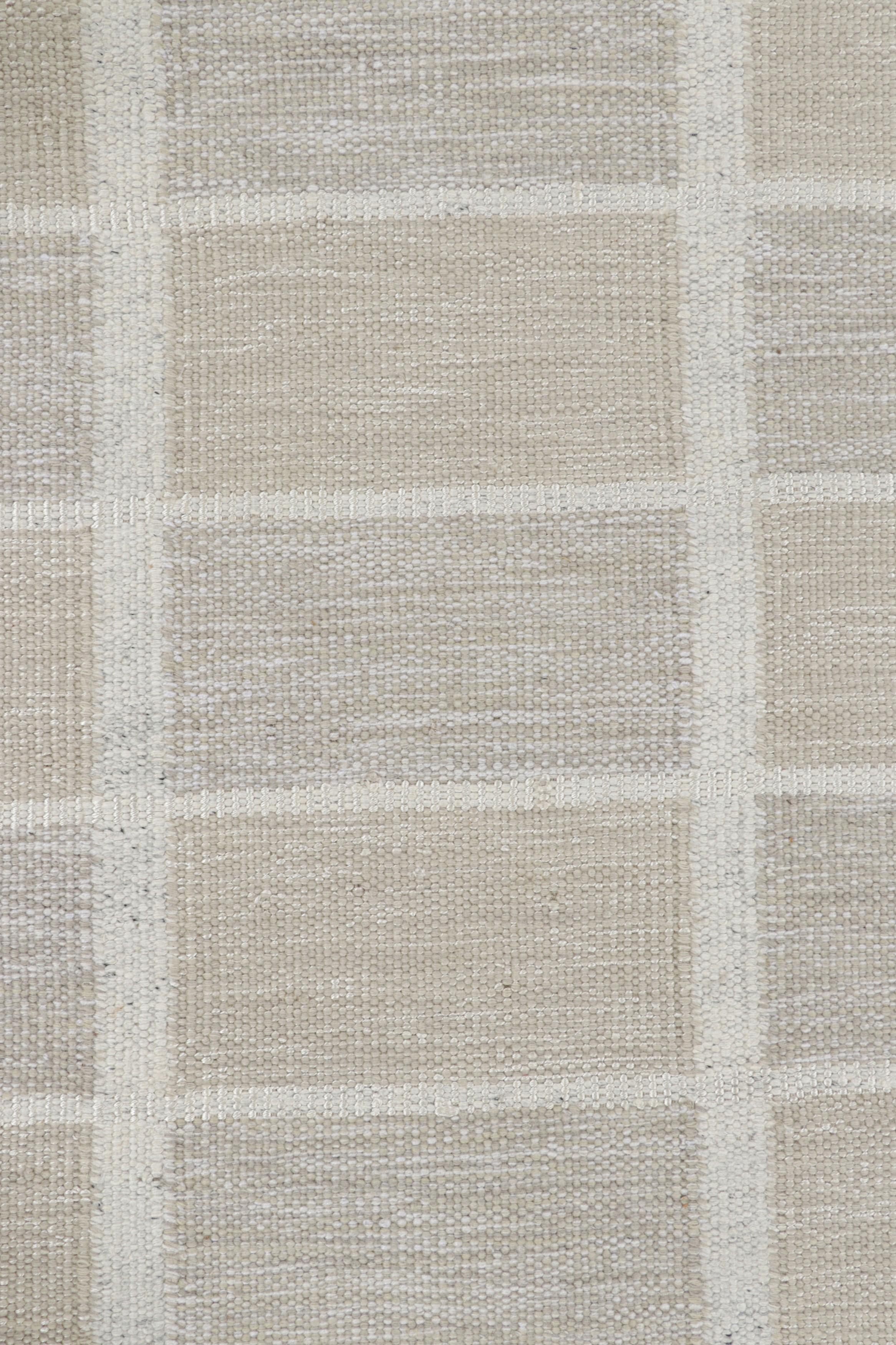 Rug & Kilim's Teppich im skandinavischen Stil in Beige, Taupe und Weiß mit geometrischem Muster im Zustand „Neu“ im Angebot in Long Island City, NY