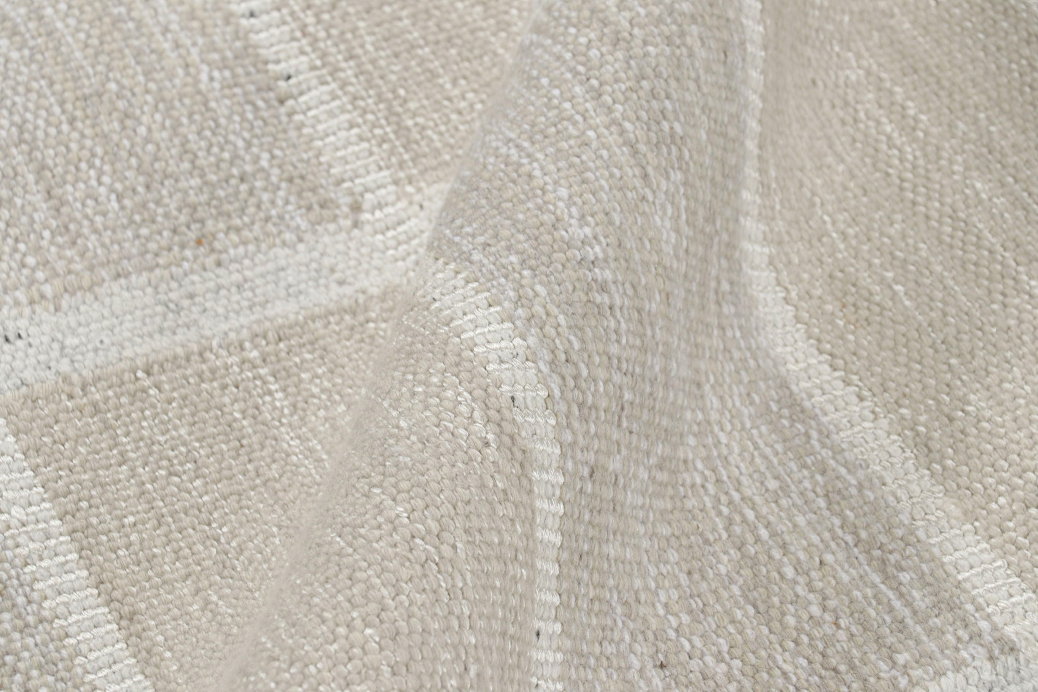 Rug & Kilim's Teppich im skandinavischen Stil in Beige, Taupe und Weiß mit geometrischem Muster (21. Jahrhundert und zeitgenössisch) im Angebot