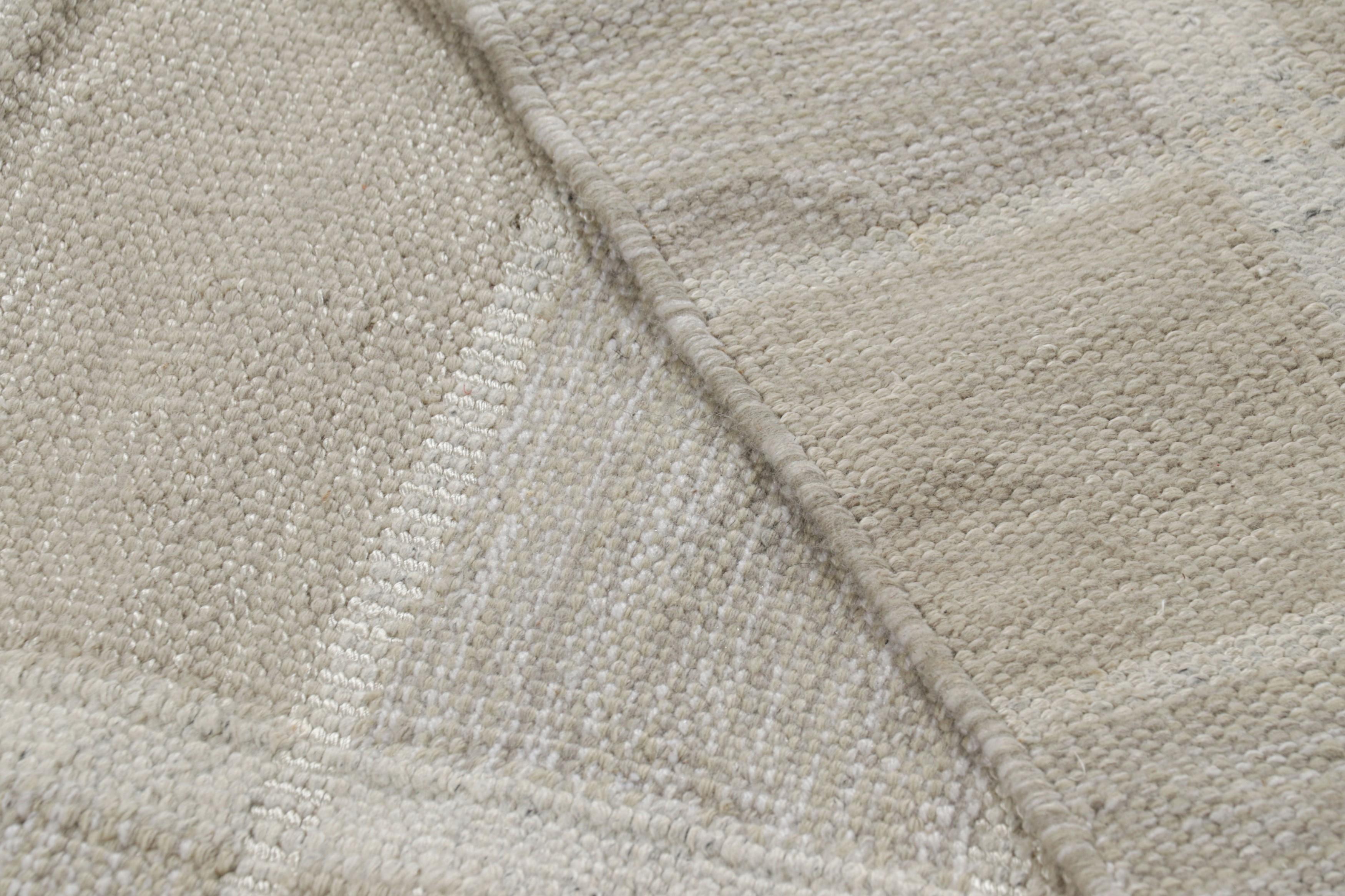Rug & Kilim's Teppich im skandinavischen Stil in Beige, Taupe und Weiß mit geometrischem Muster (Wolle) im Angebot