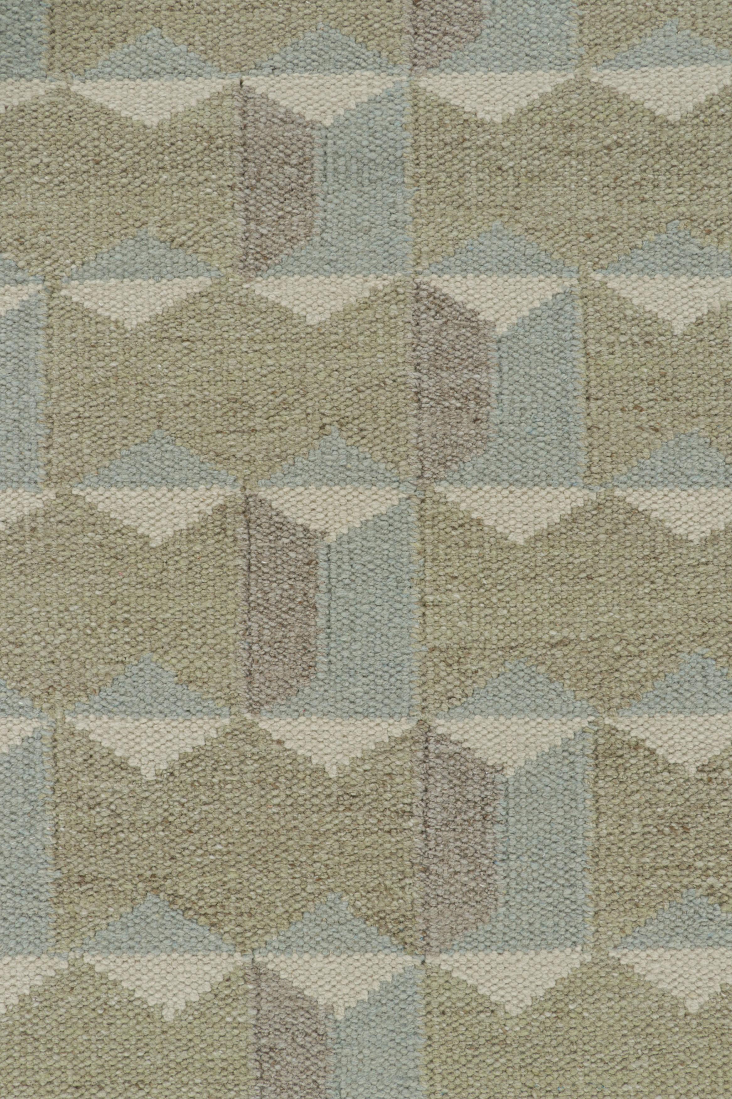 Rug & Kilim's Teppich im skandinavischen Stil in Beige, Weiß und Blau mit geometrischen Mustern (Moderne) im Angebot