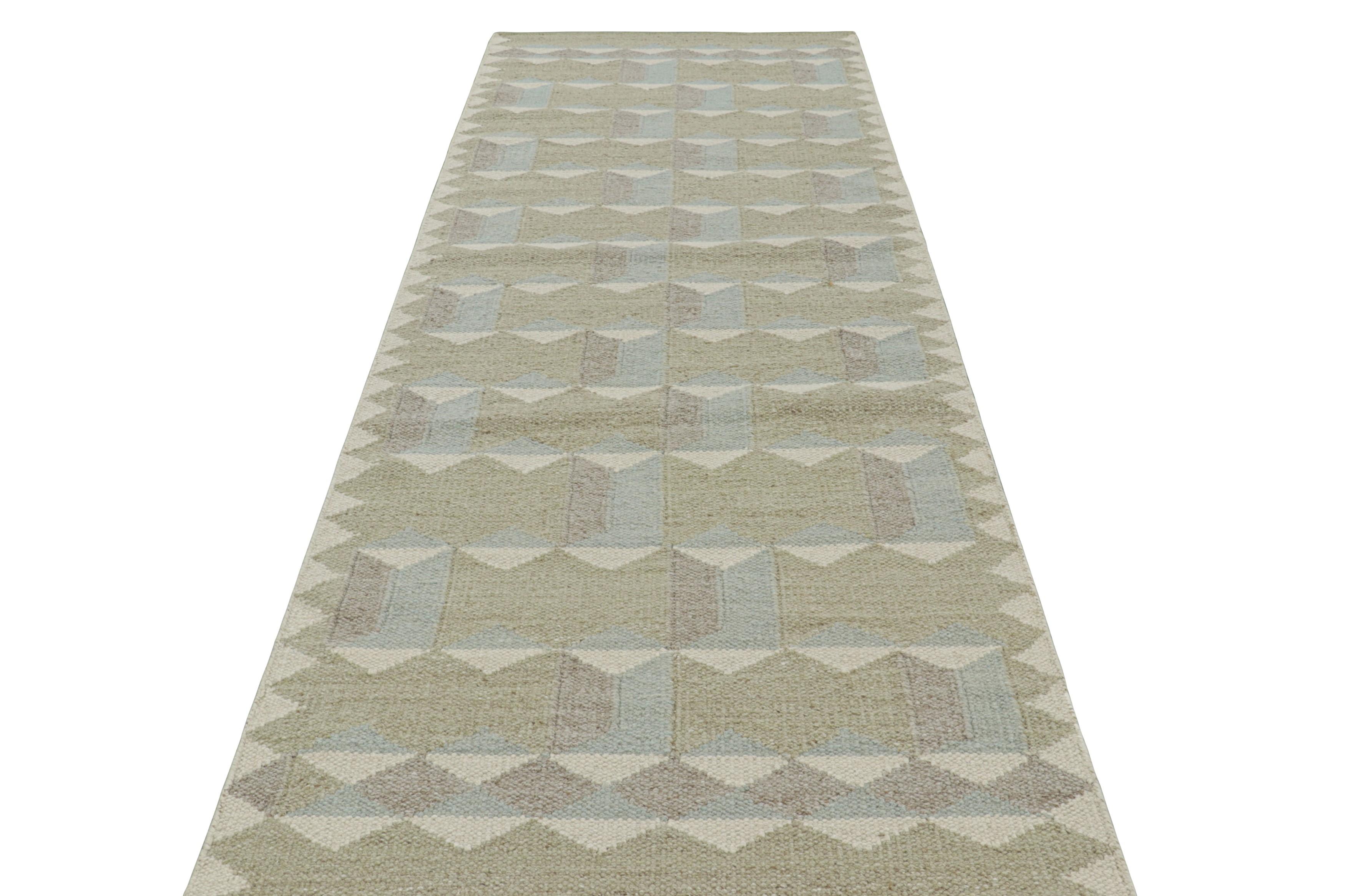 Rug & Kilim's Teppich im skandinavischen Stil in Beige, Weiß und Blau mit geometrischen Mustern (Indisch) im Angebot