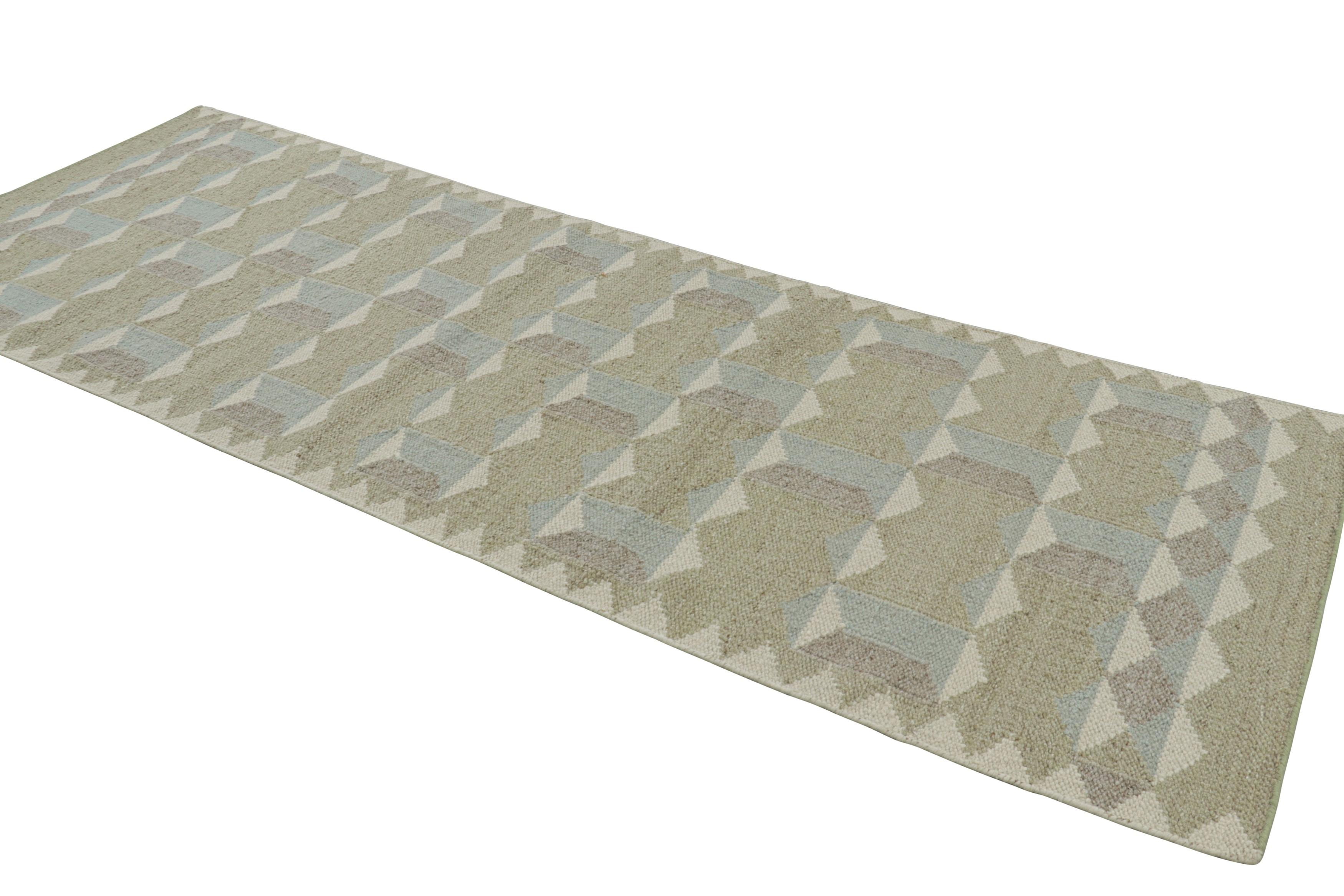 Rug & Kilim's Teppich im skandinavischen Stil in Beige, Weiß und Blau mit geometrischen Mustern (Handgewebt) im Angebot