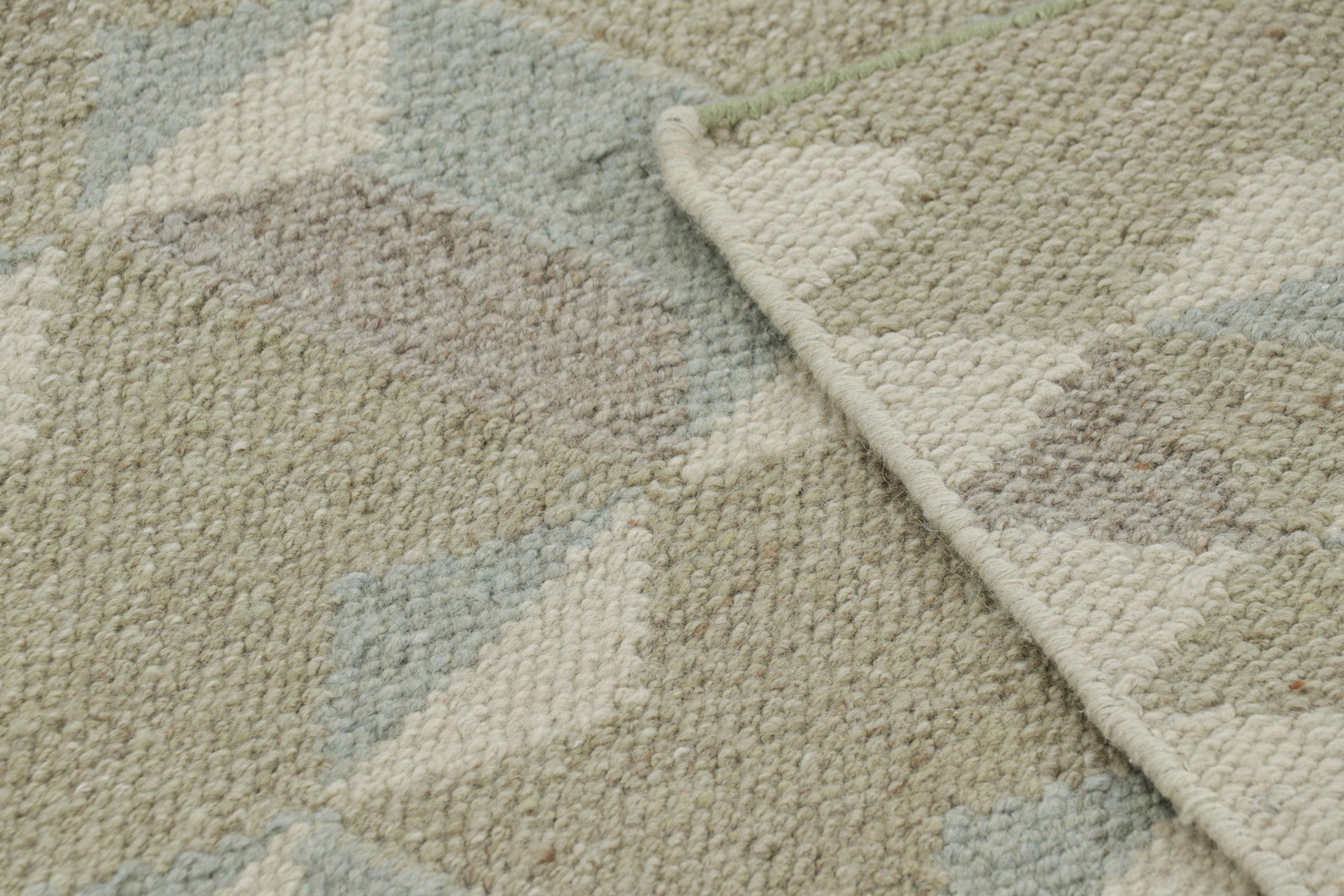 Rug & Kilim's Teppich im skandinavischen Stil in Beige, Weiß und Blau mit geometrischen Mustern (21. Jahrhundert und zeitgenössisch) im Angebot