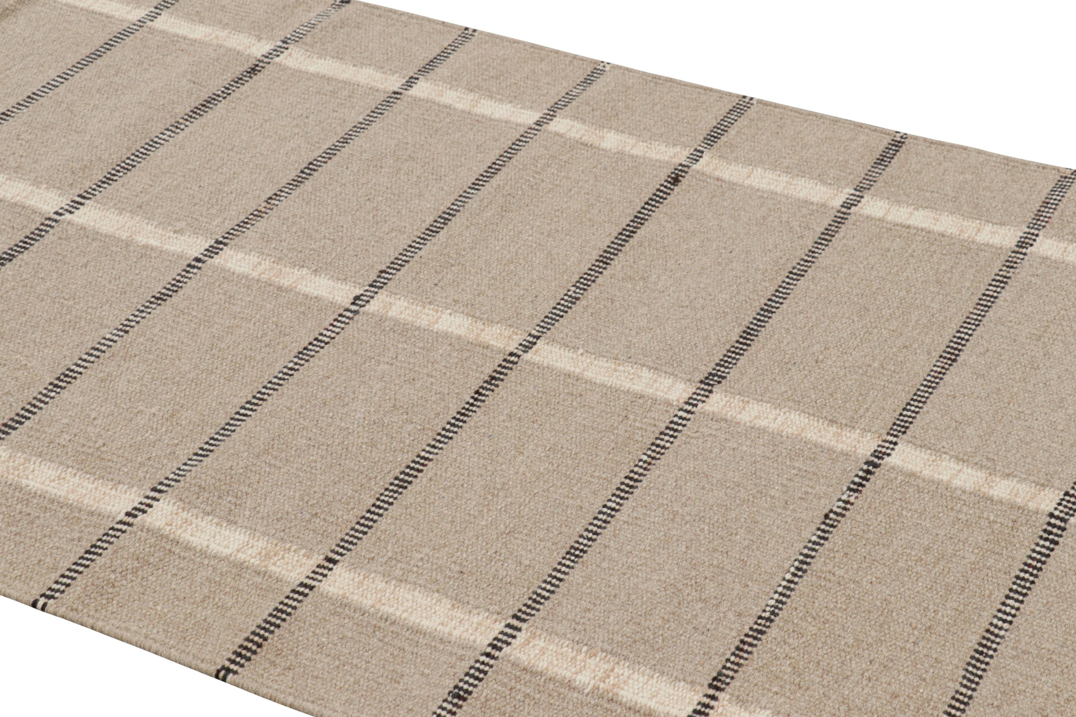 Questo tappeto contemporaneo 4x6 è un'entusiasmante novità della collezione scandinava di Rug & Kilim. Tessuta a mano in un intreccio piatto di lana con filati naturali non tinti, il suo design si ispira ai modelli minimalisti svedesi.

Sul design: