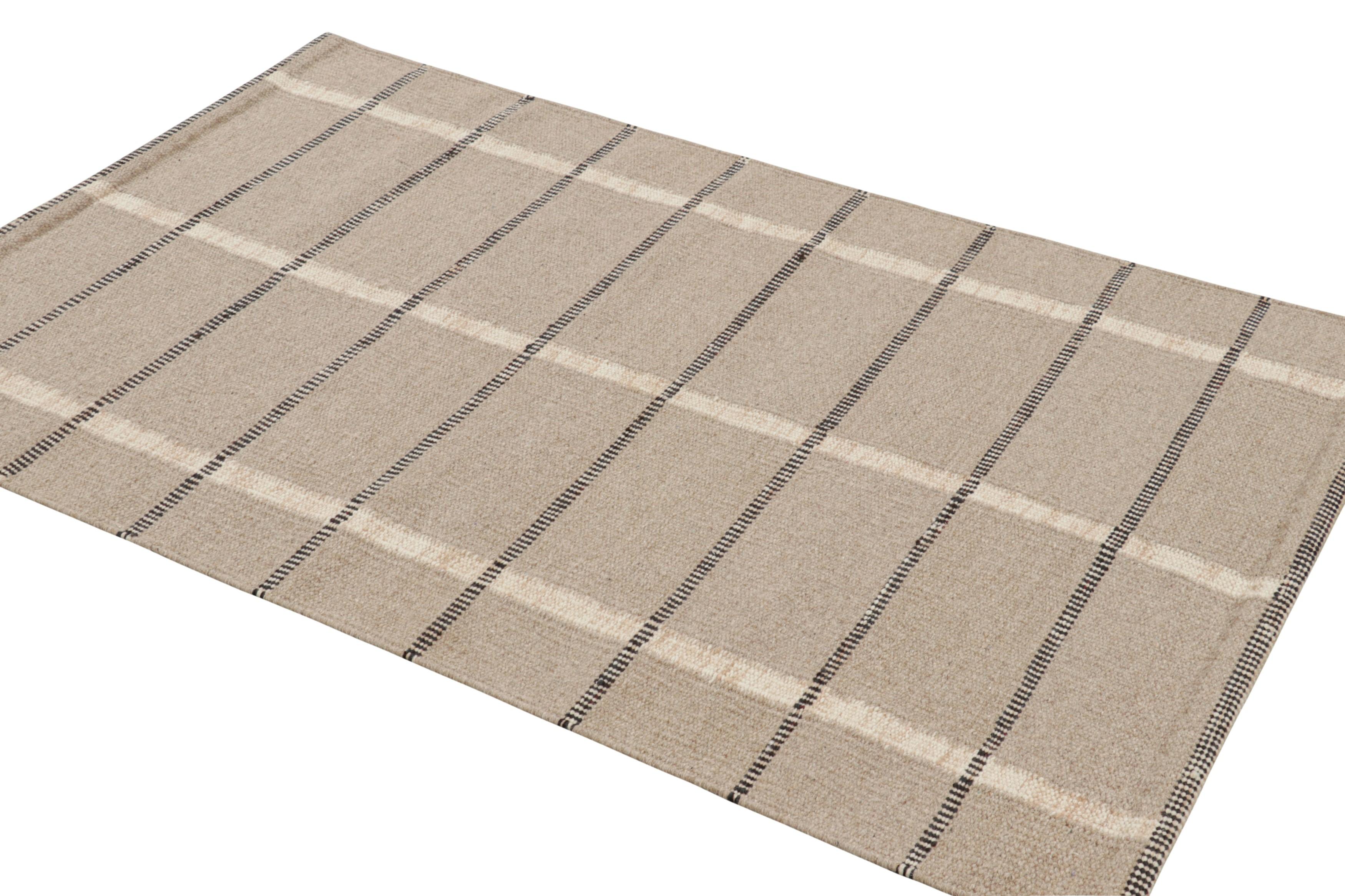 Tessuto a mano Tappeto in stile scandinavo Rug & Kilim in beige con strisce bianche e nere in vendita