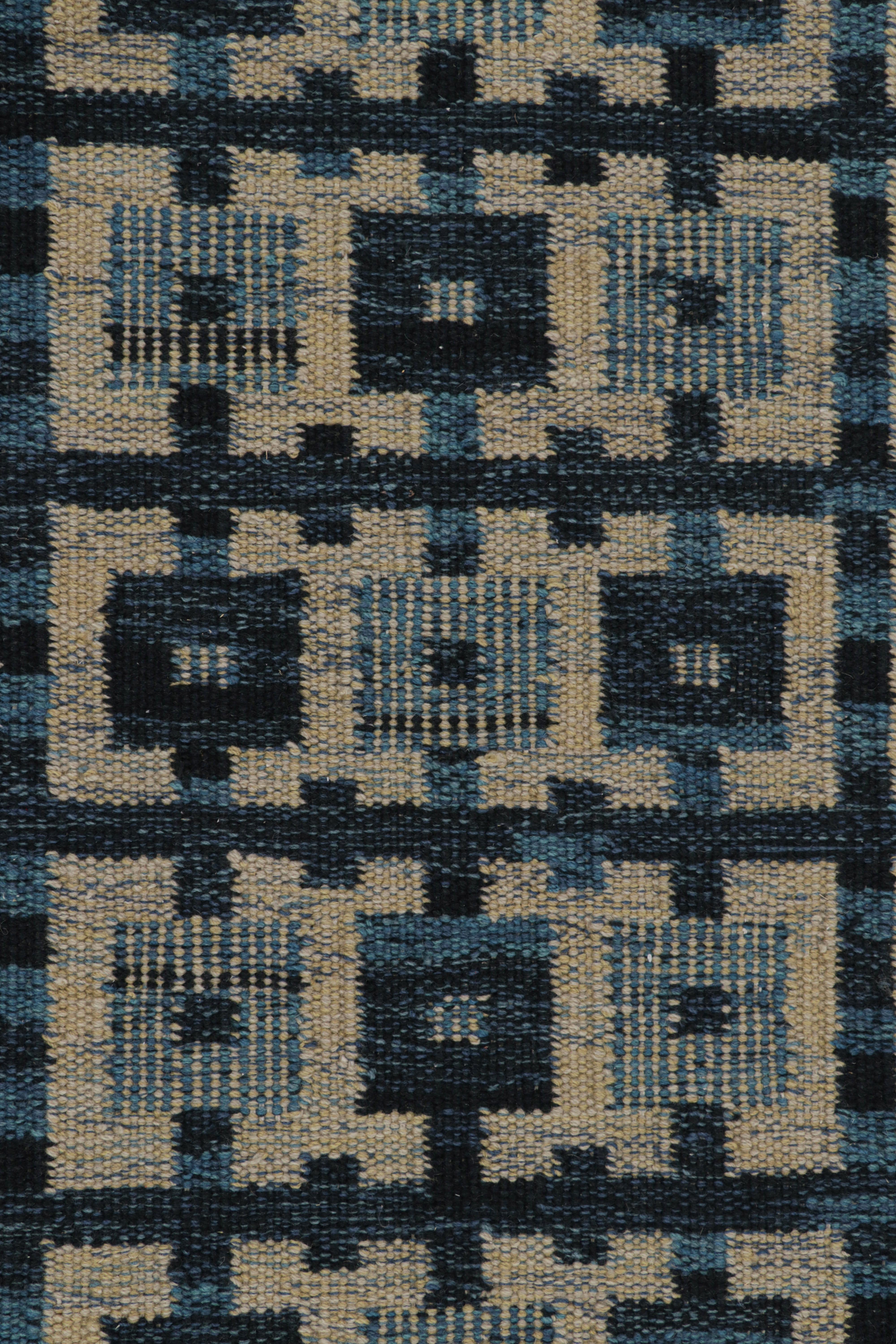 Rug & Kilim's Teppich im skandinavischen Stil in Beige mit blauen, geometrischen Mustern (Moderne) im Angebot