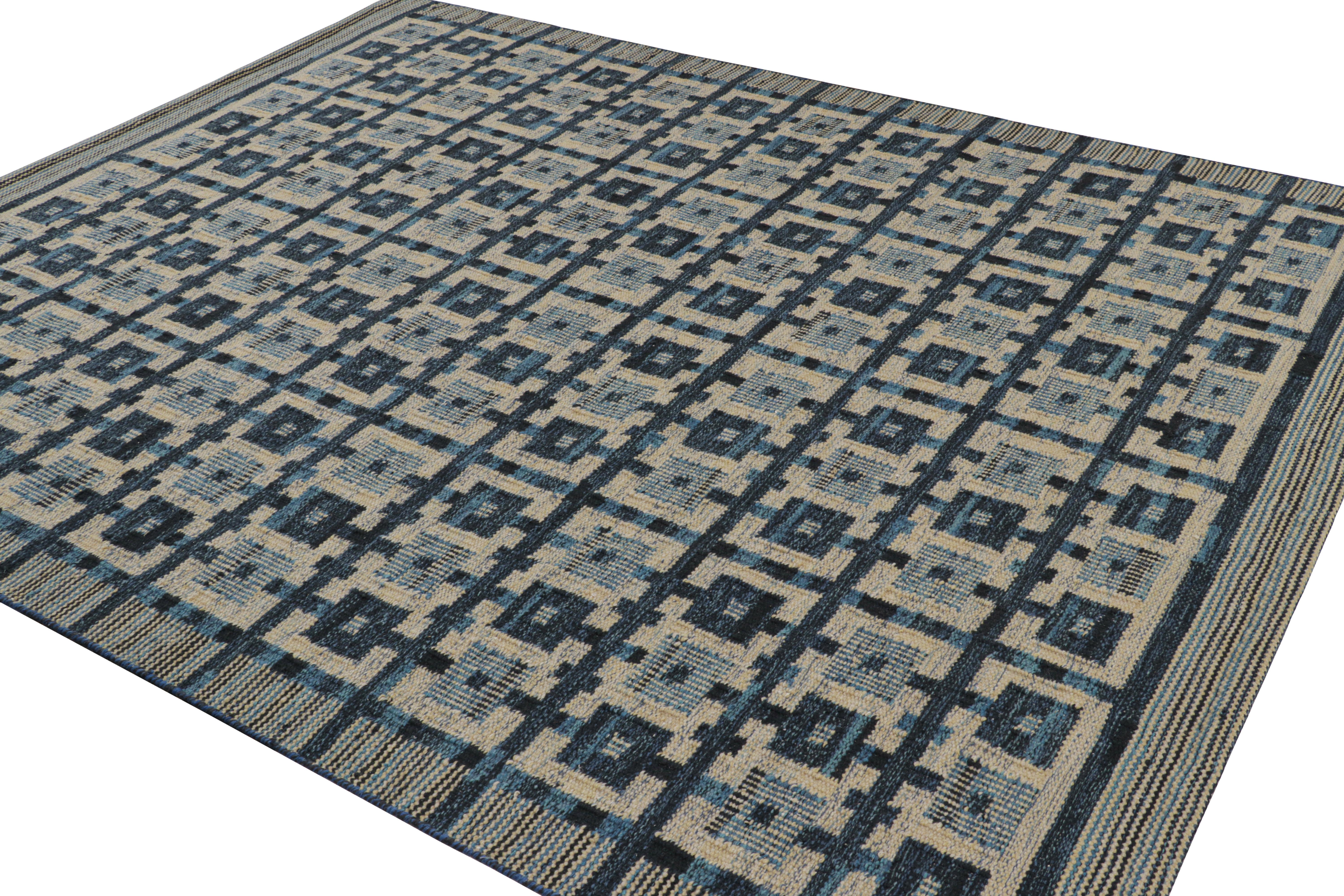 Rug & Kilim's Teppich im skandinavischen Stil in Beige mit blauen, geometrischen Mustern (Indisch) im Angebot