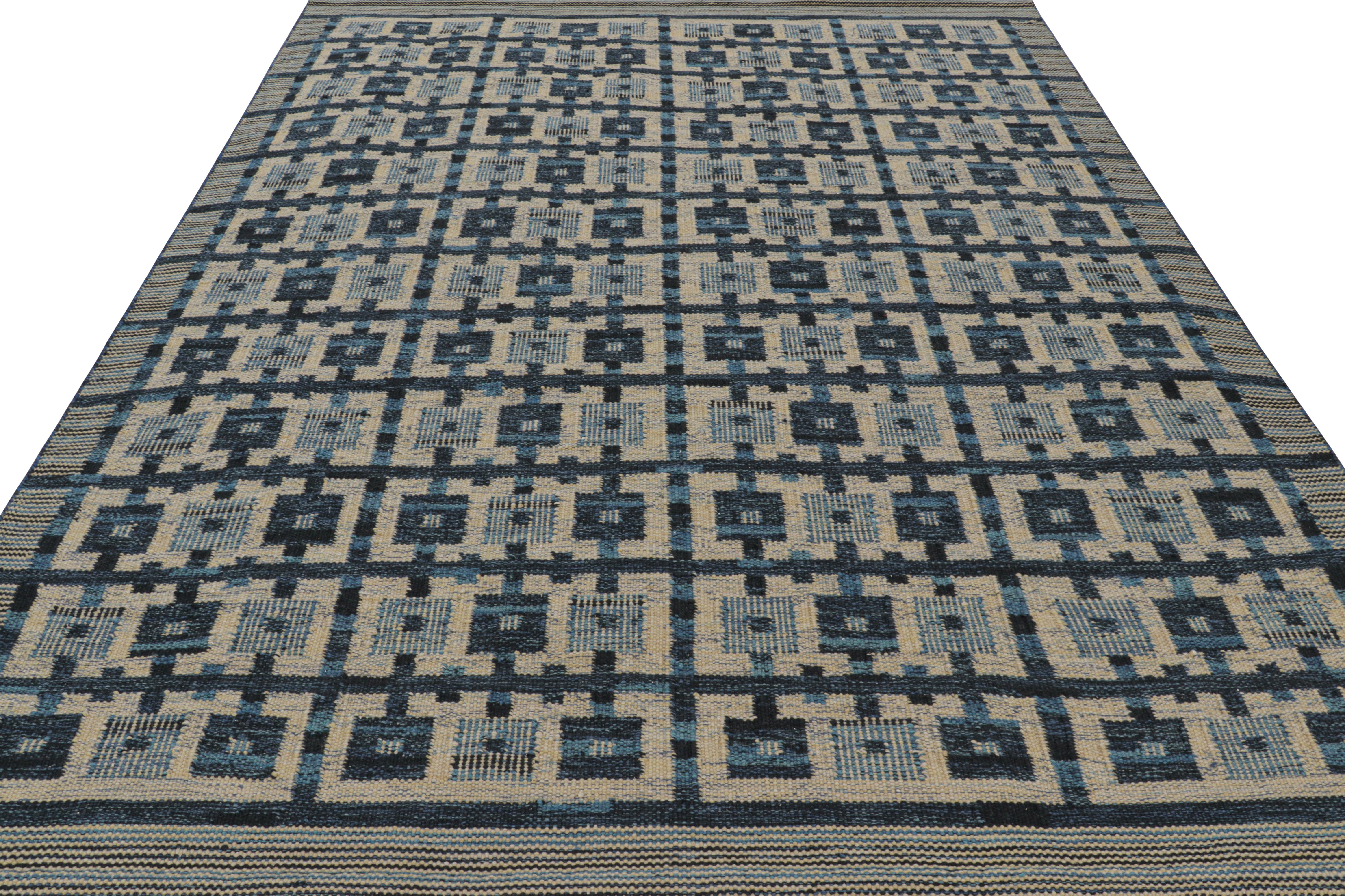 Rug & Kilim's Teppich im skandinavischen Stil in Beige mit blauen, geometrischen Mustern (Handgewebt) im Angebot