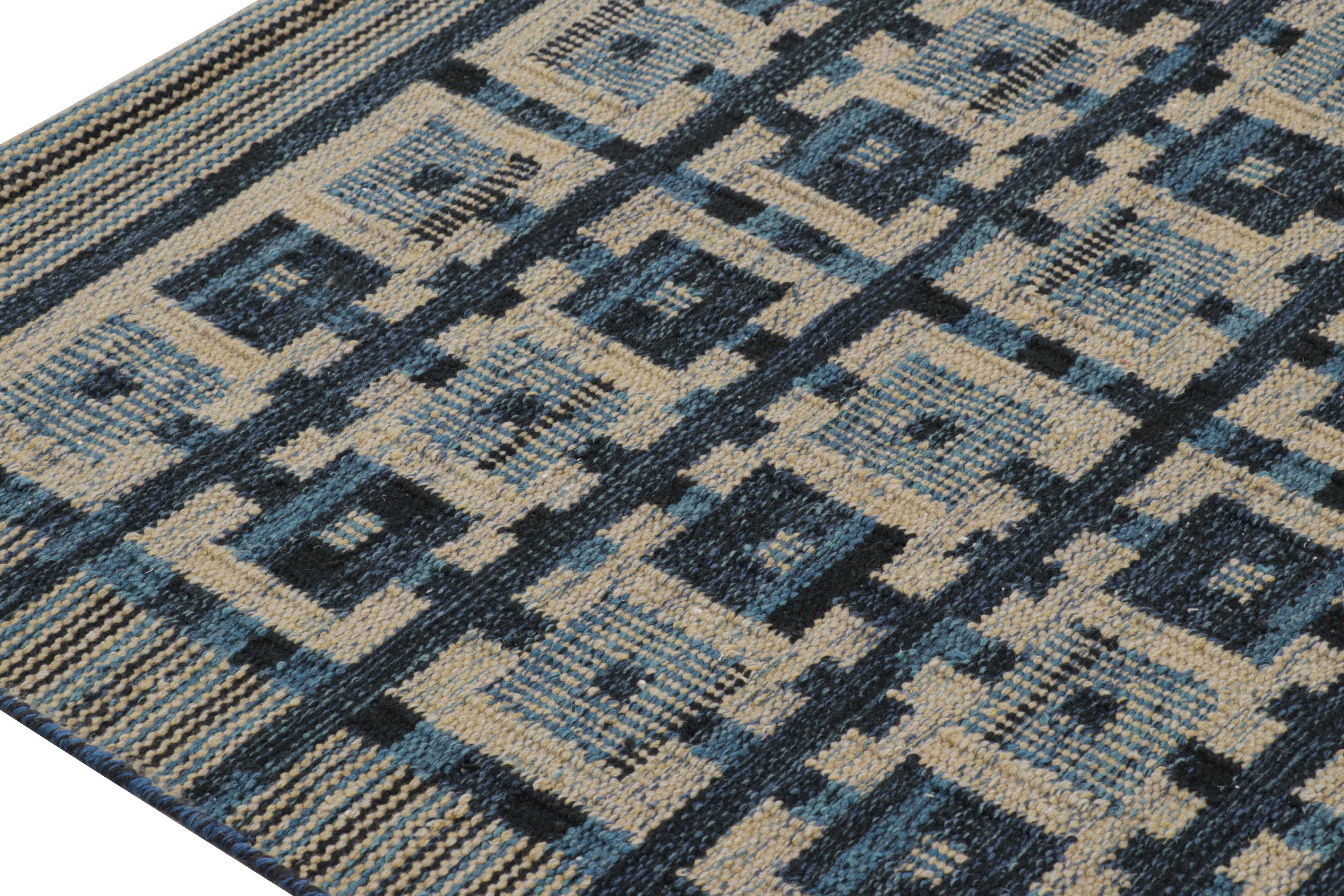 Rug & Kilim's Teppich im skandinavischen Stil in Beige mit blauen, geometrischen Mustern im Zustand „Neu“ im Angebot in Long Island City, NY