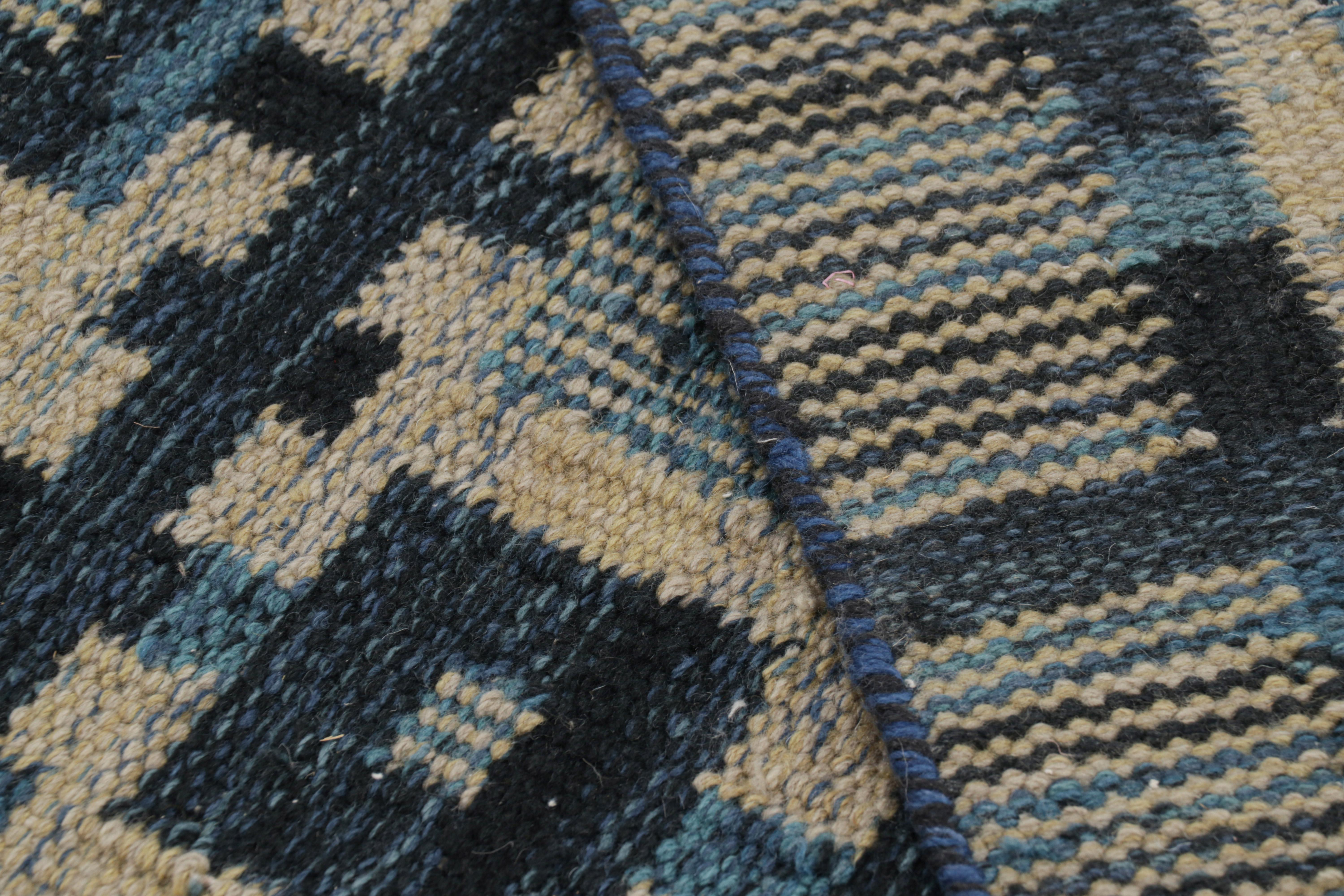 Rug & Kilim's Teppich im skandinavischen Stil in Beige mit blauen, geometrischen Mustern (21. Jahrhundert und zeitgenössisch) im Angebot