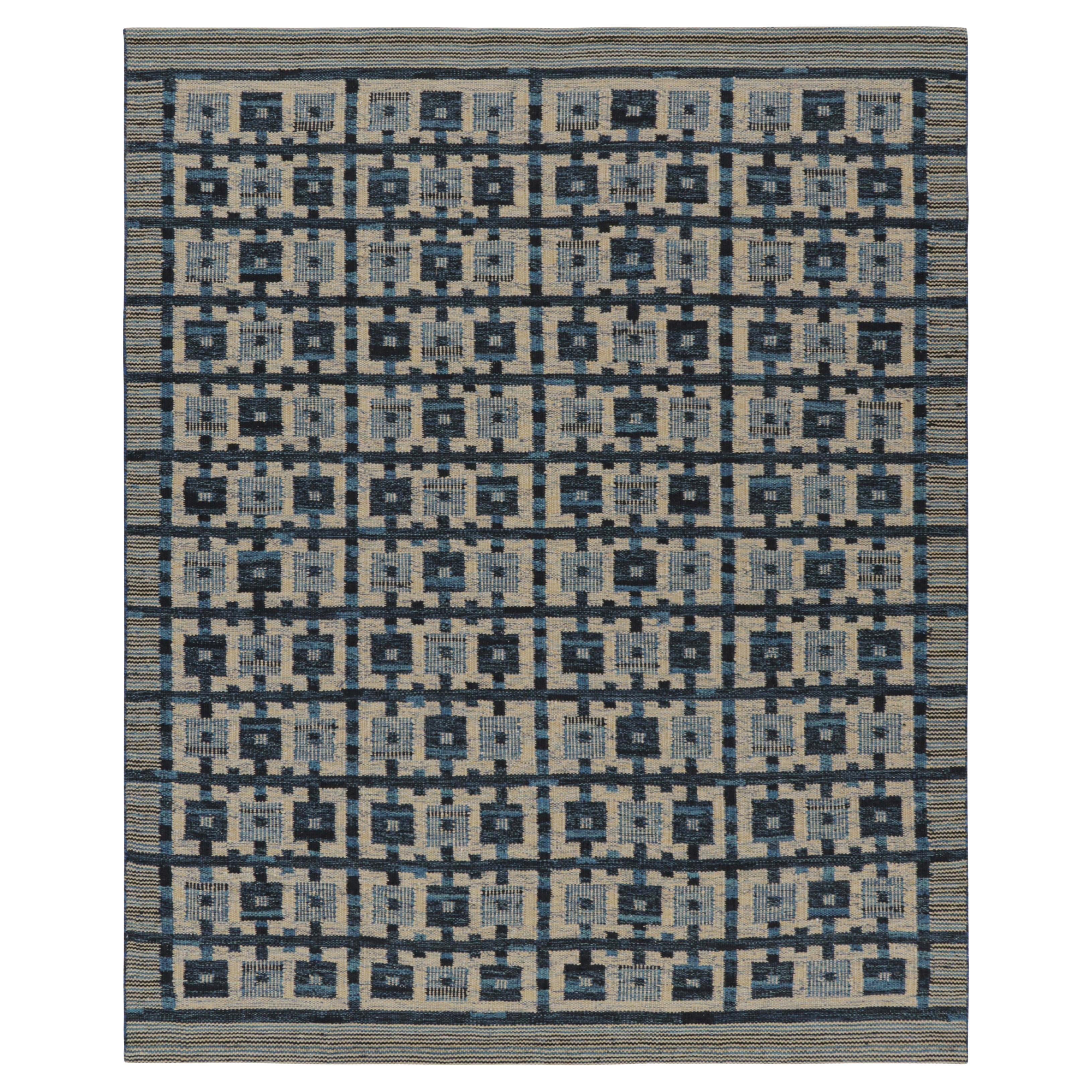 Rug & Kilim's Scandinavian Style Rug in Beige with Blue Geometric Patterns (tapis de style scandinave en beige avec des motifs géométriques bleus)