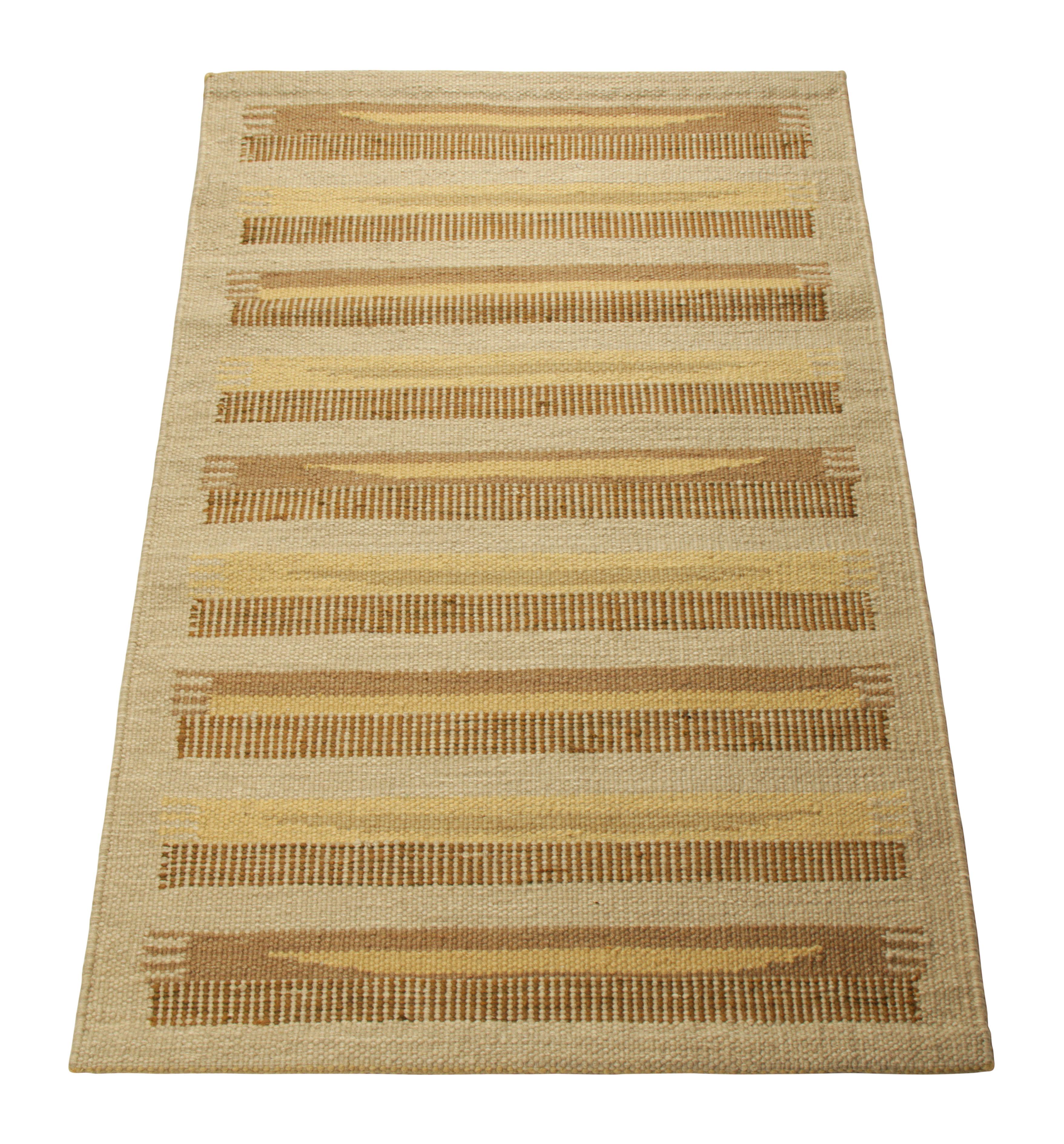 Indiano Rug & Kilim è un tappeto in stile scandinavo di colore beige con strisce marroni e oro. in vendita