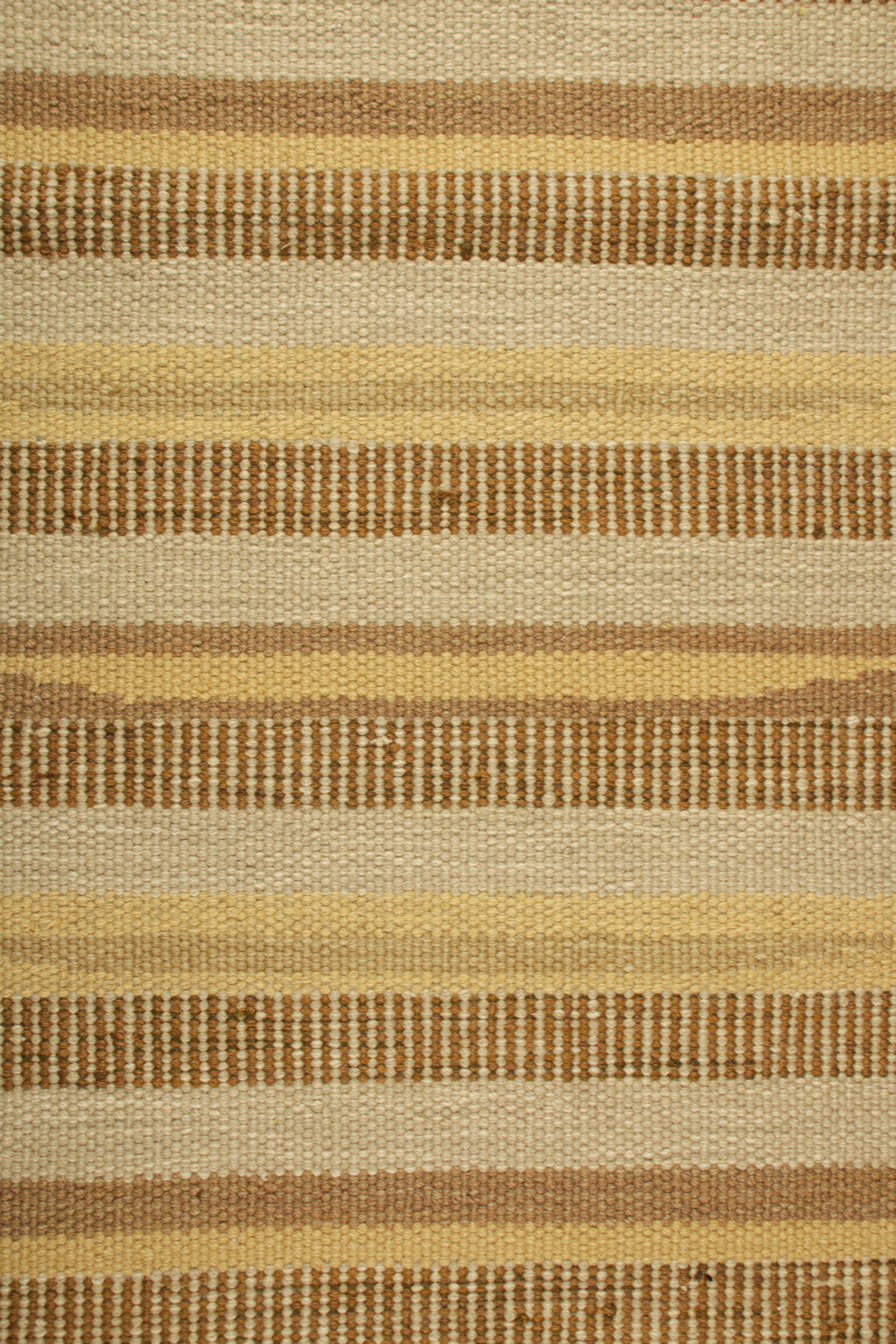 Rug & Kilim è un tappeto in stile scandinavo di colore beige con strisce marroni e oro. In condizioni Nuovo in vendita a Long Island City, NY