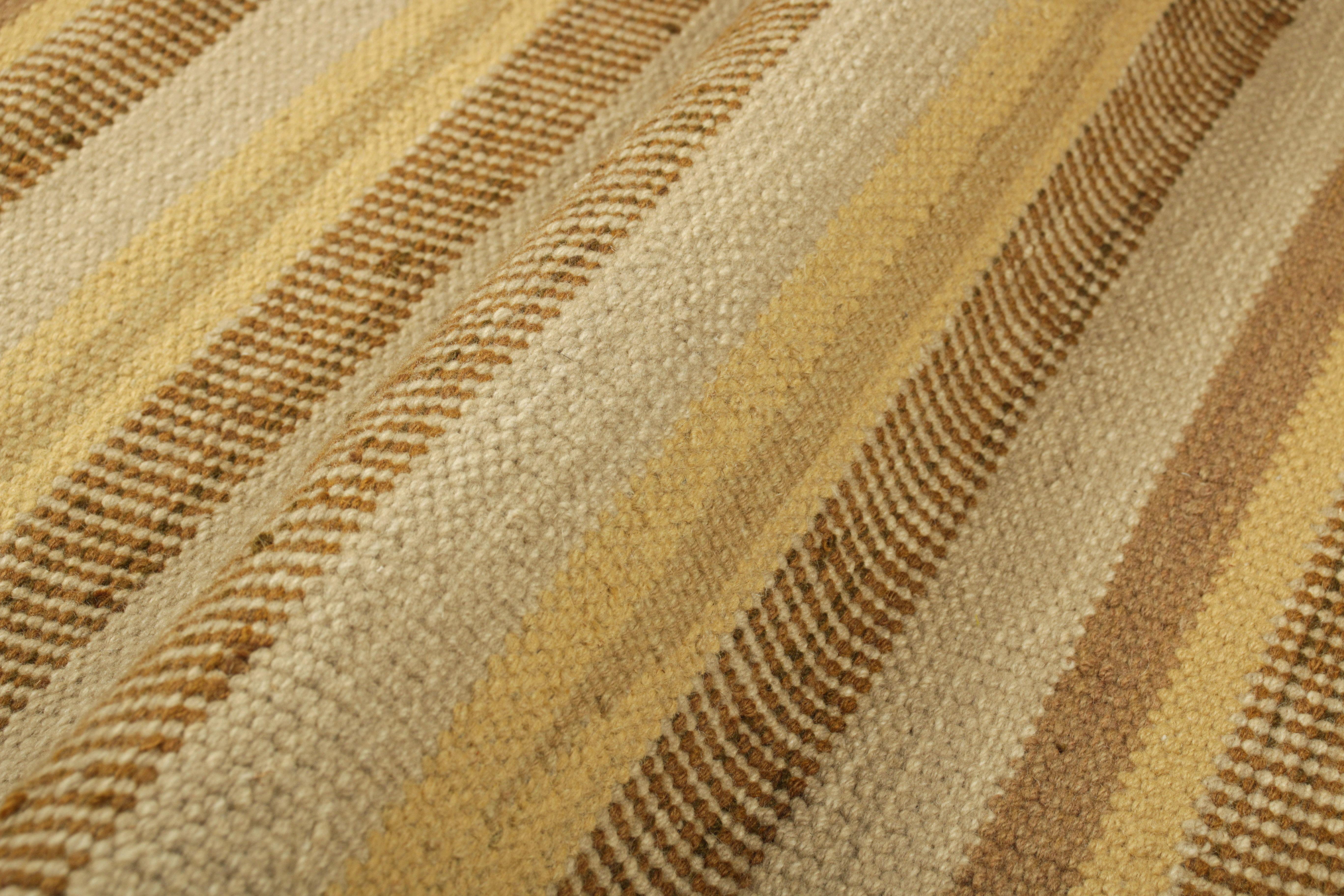 XXI secolo e contemporaneo Rug & Kilim è un tappeto in stile scandinavo di colore beige con strisce marroni e oro. in vendita