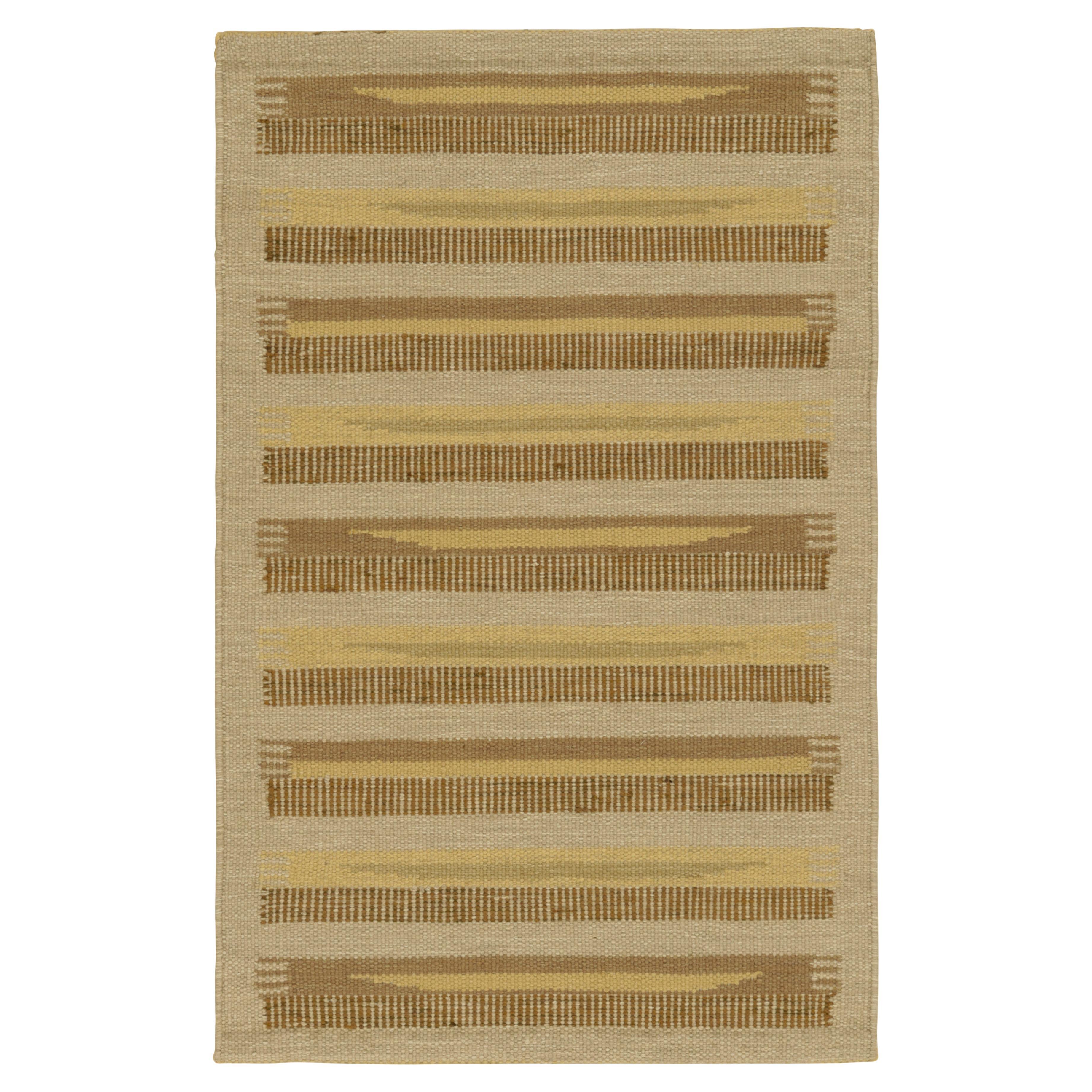 Rug & Kilim's Teppich im skandinavischen Stil in Beige mit braunen und goldenen Streifen