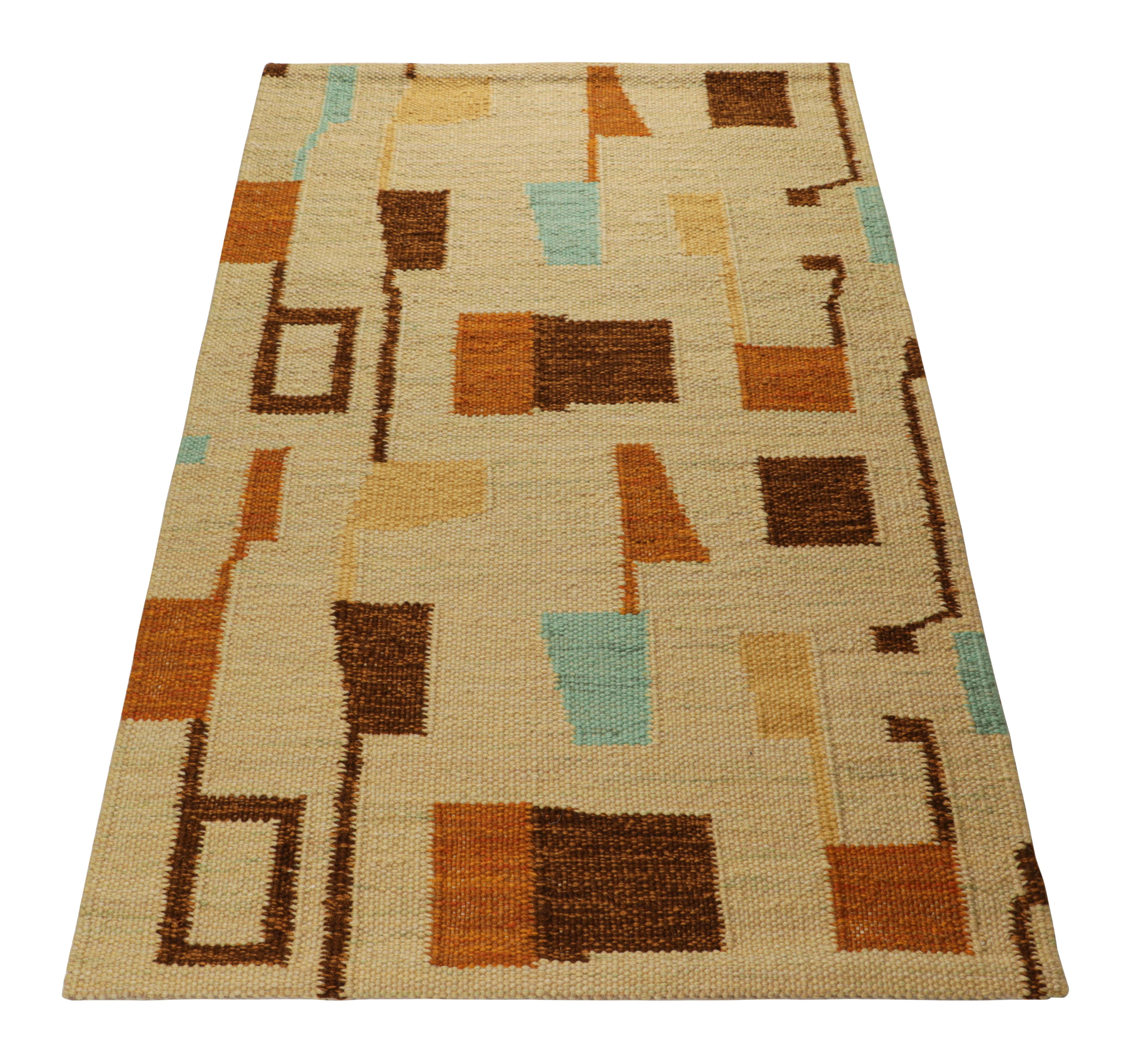 Annodato a mano Tappeto in stile scandinavo Rug & Kilim di colore beige con motivi geometrici colorati in vendita