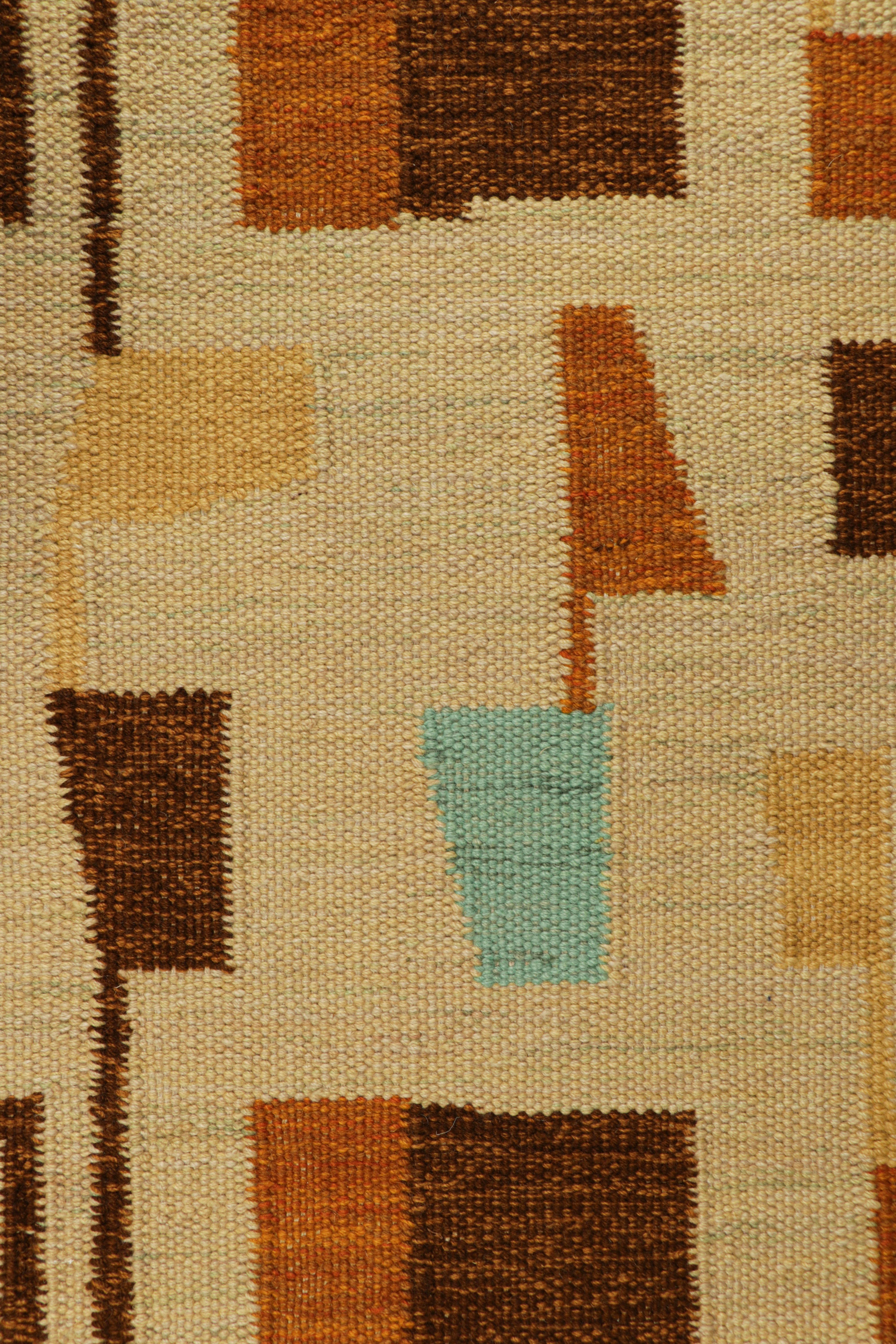 Tappeto in stile scandinavo Rug & Kilim di colore beige con motivi geometrici colorati In condizioni Nuovo in vendita a Long Island City, NY