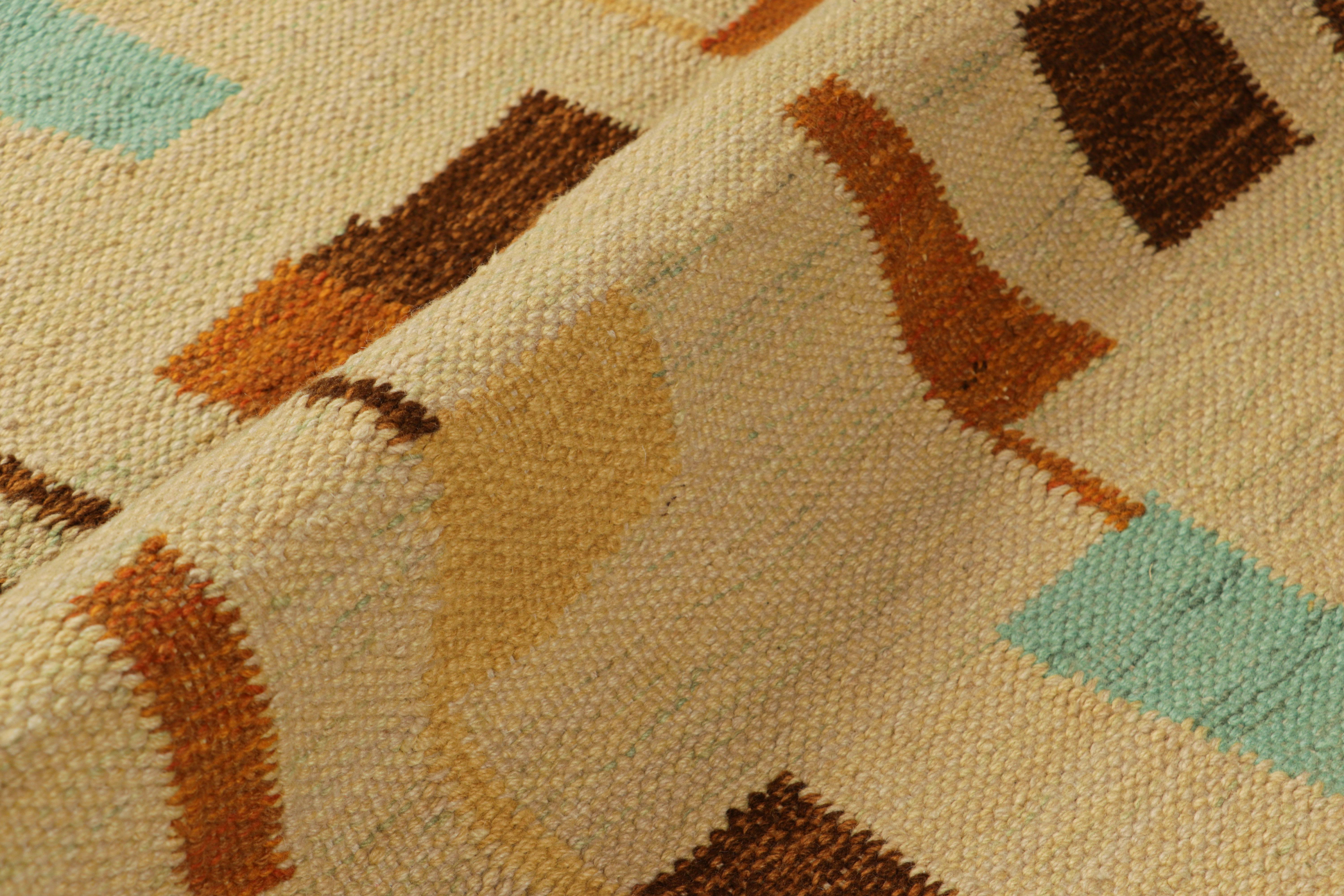 XXI secolo e contemporaneo Tappeto in stile scandinavo Rug & Kilim di colore beige con motivi geometrici colorati in vendita