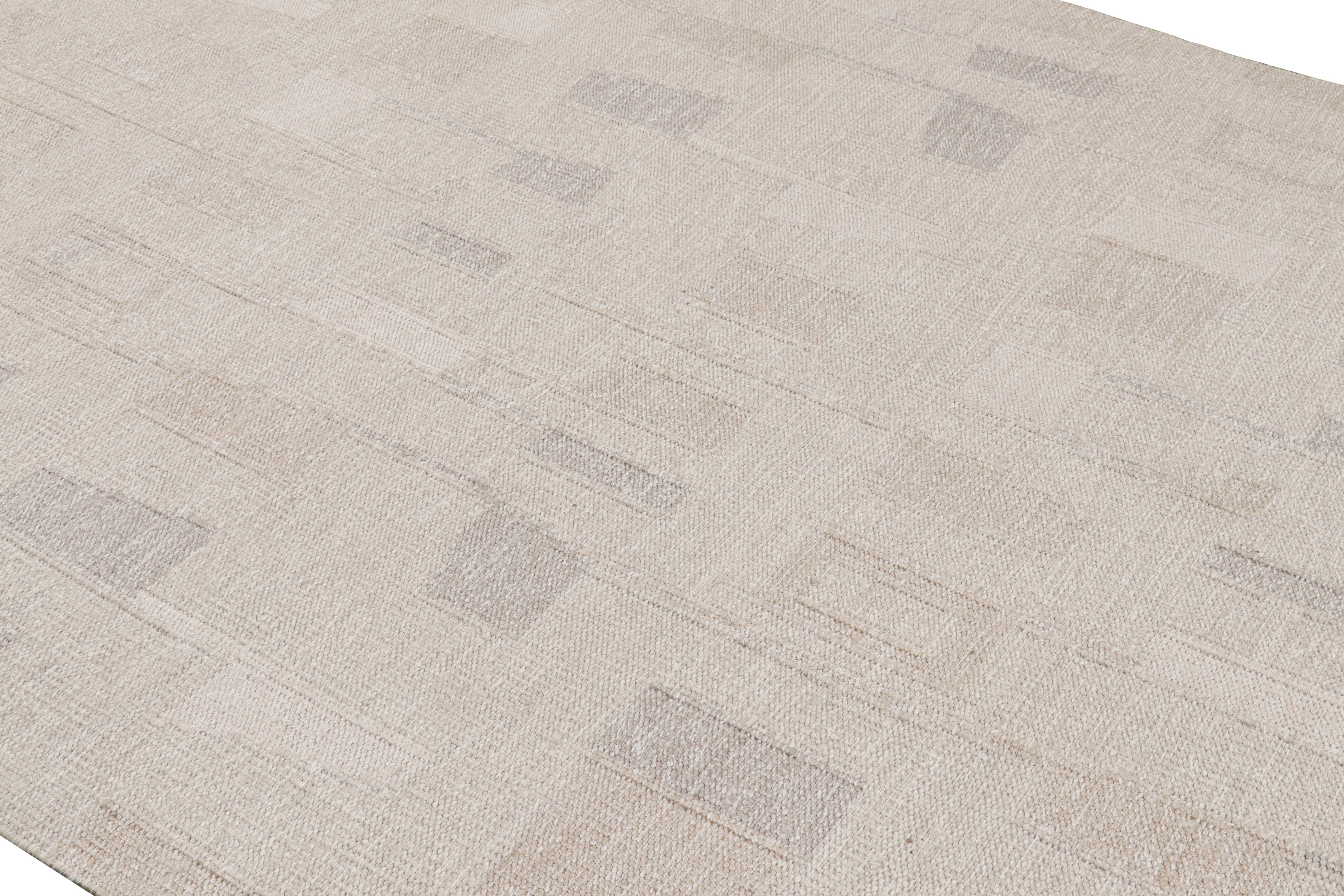 Questo kilim scandinavo 7x9, tessuto a mano in lana e seta, è una nuova aggiunta alla nostra collezione di filati 