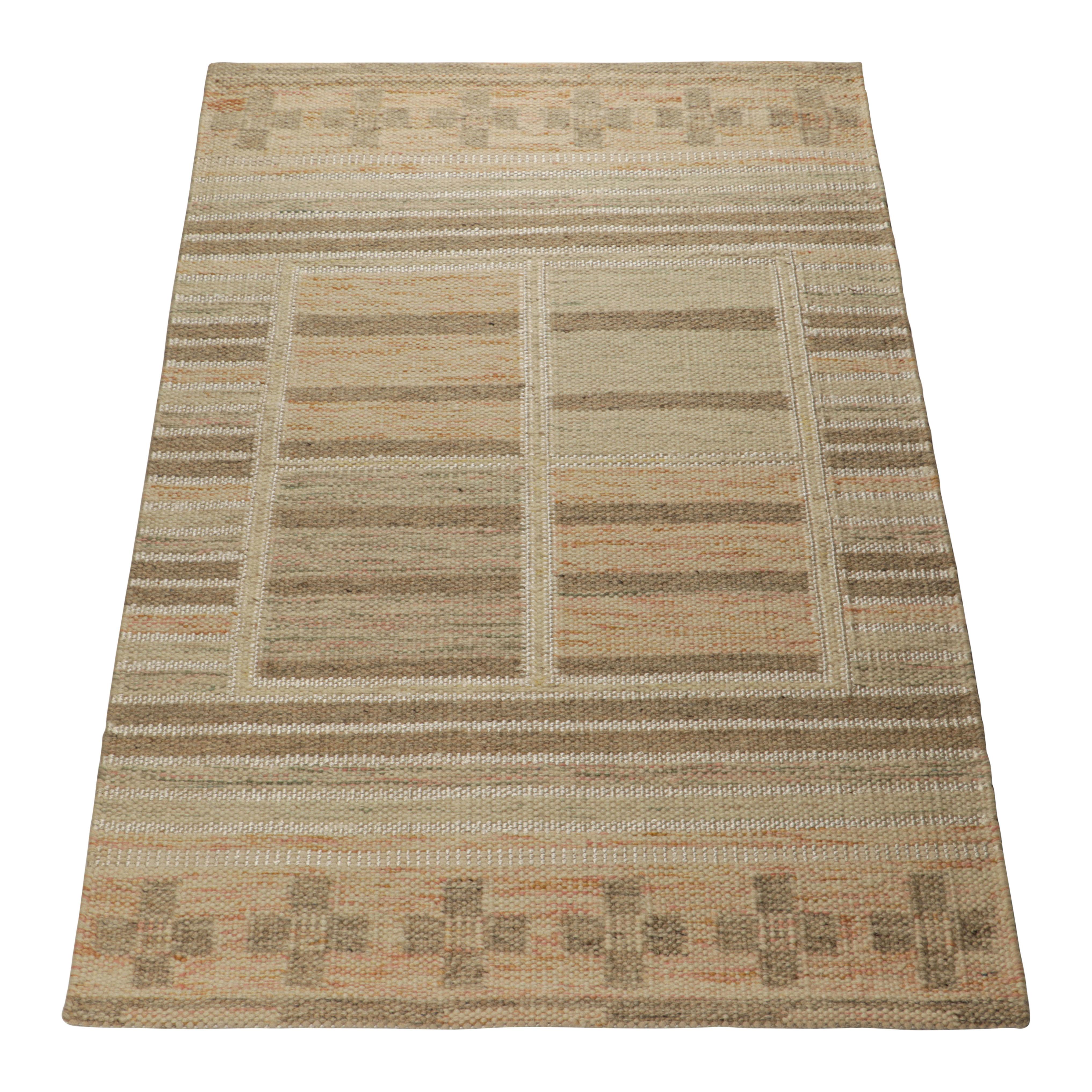 Rug & Kilim's Teppich im skandinavischen Stil in Beige mit bunten geometrischen Mustern (Moderne) im Angebot