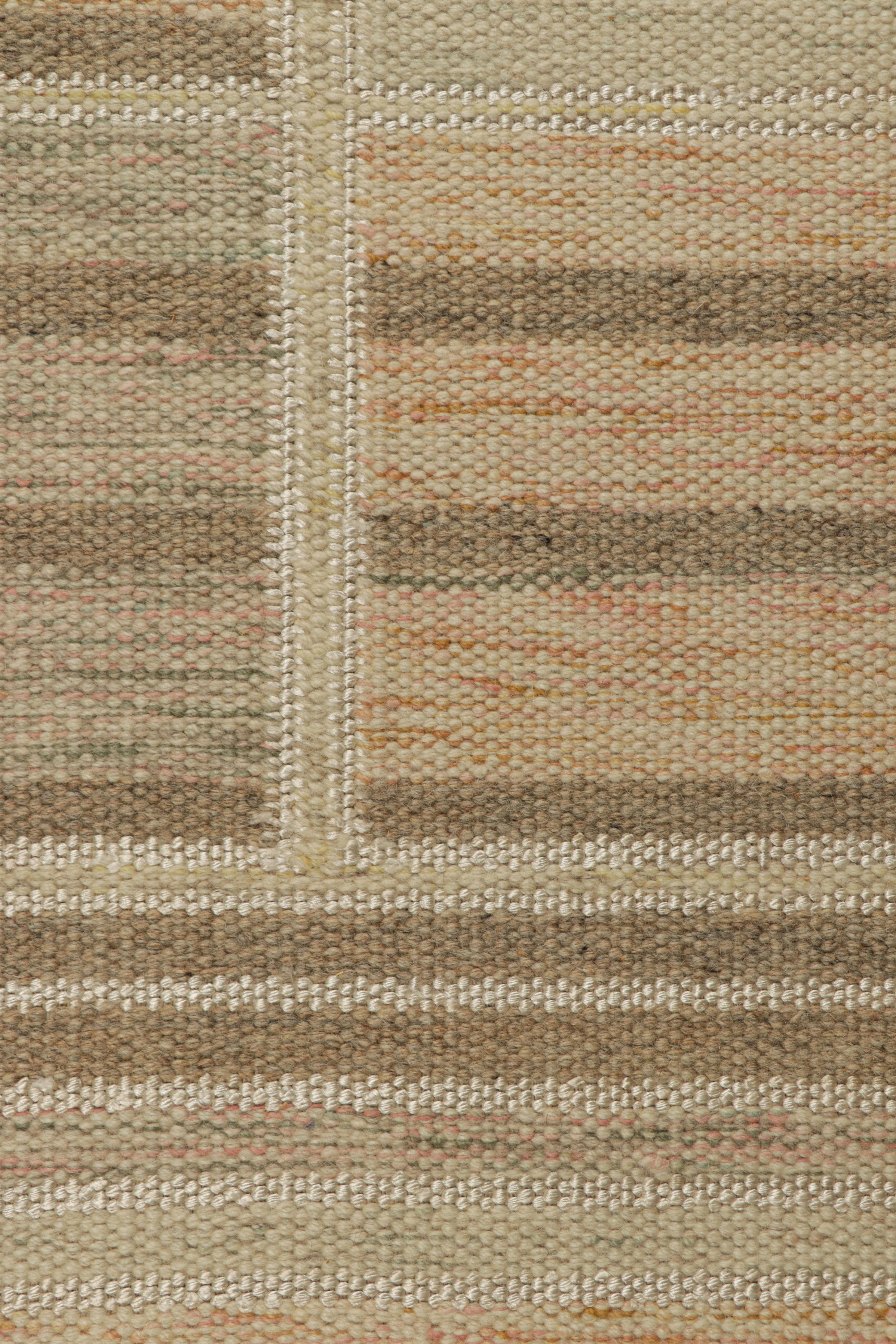 Rug & Kilim's Teppich im skandinavischen Stil in Beige mit bunten geometrischen Mustern (Indisch) im Angebot