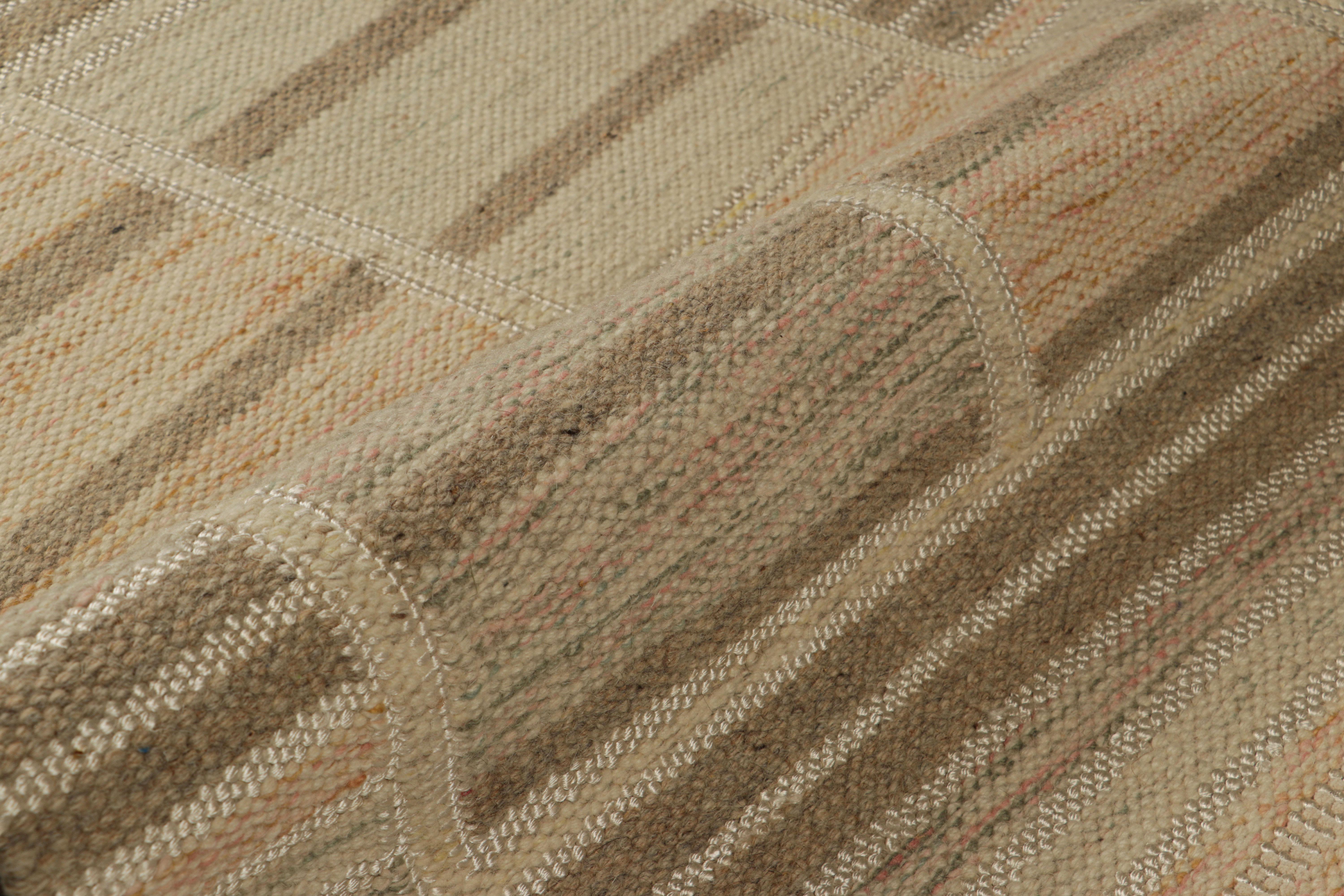Rug & Kilim's Teppich im skandinavischen Stil in Beige mit bunten geometrischen Mustern (Handgewebt) im Angebot