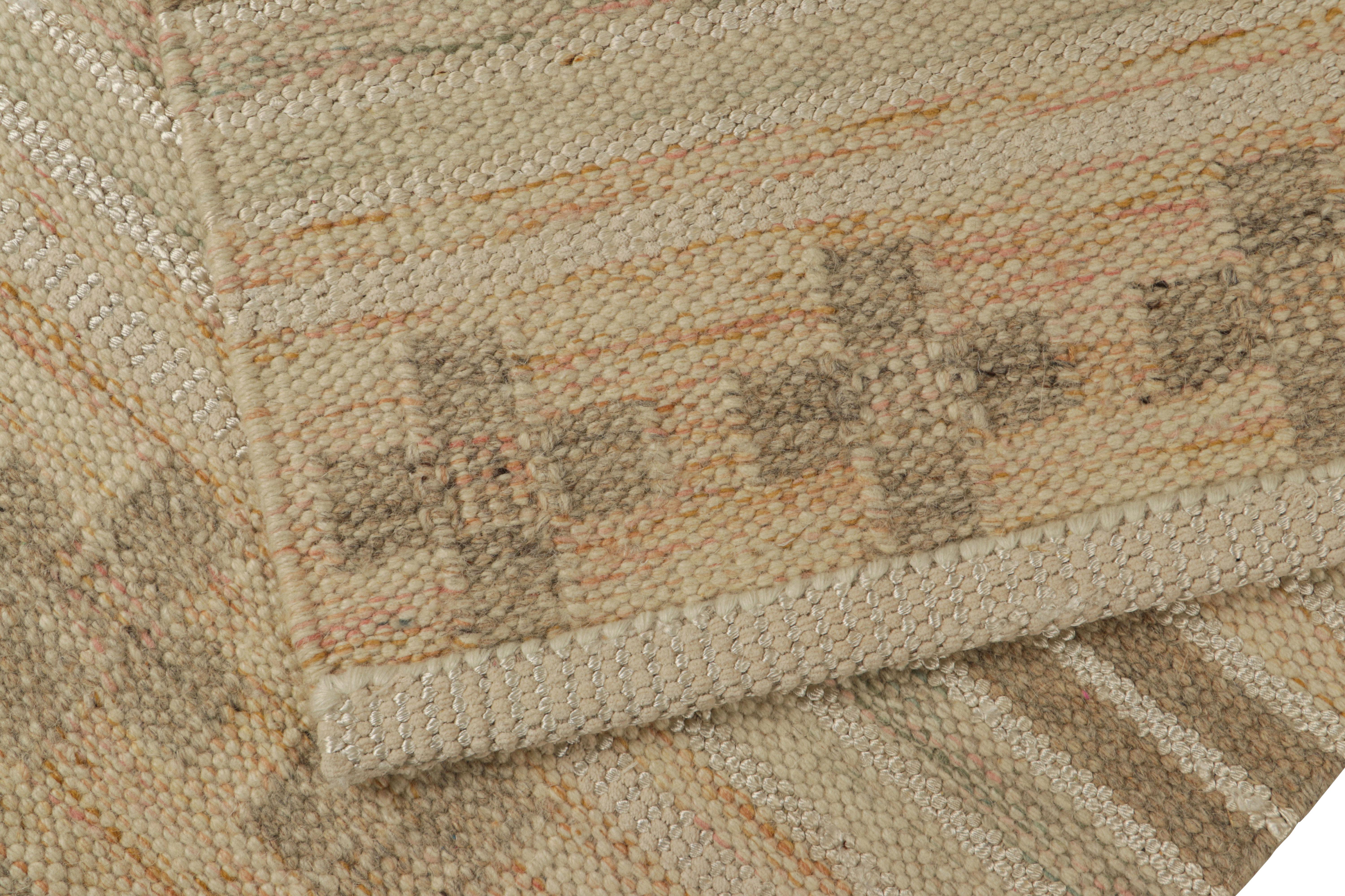 Rug & Kilim's Teppich im skandinavischen Stil in Beige mit bunten geometrischen Mustern im Zustand „Neu“ im Angebot in Long Island City, NY