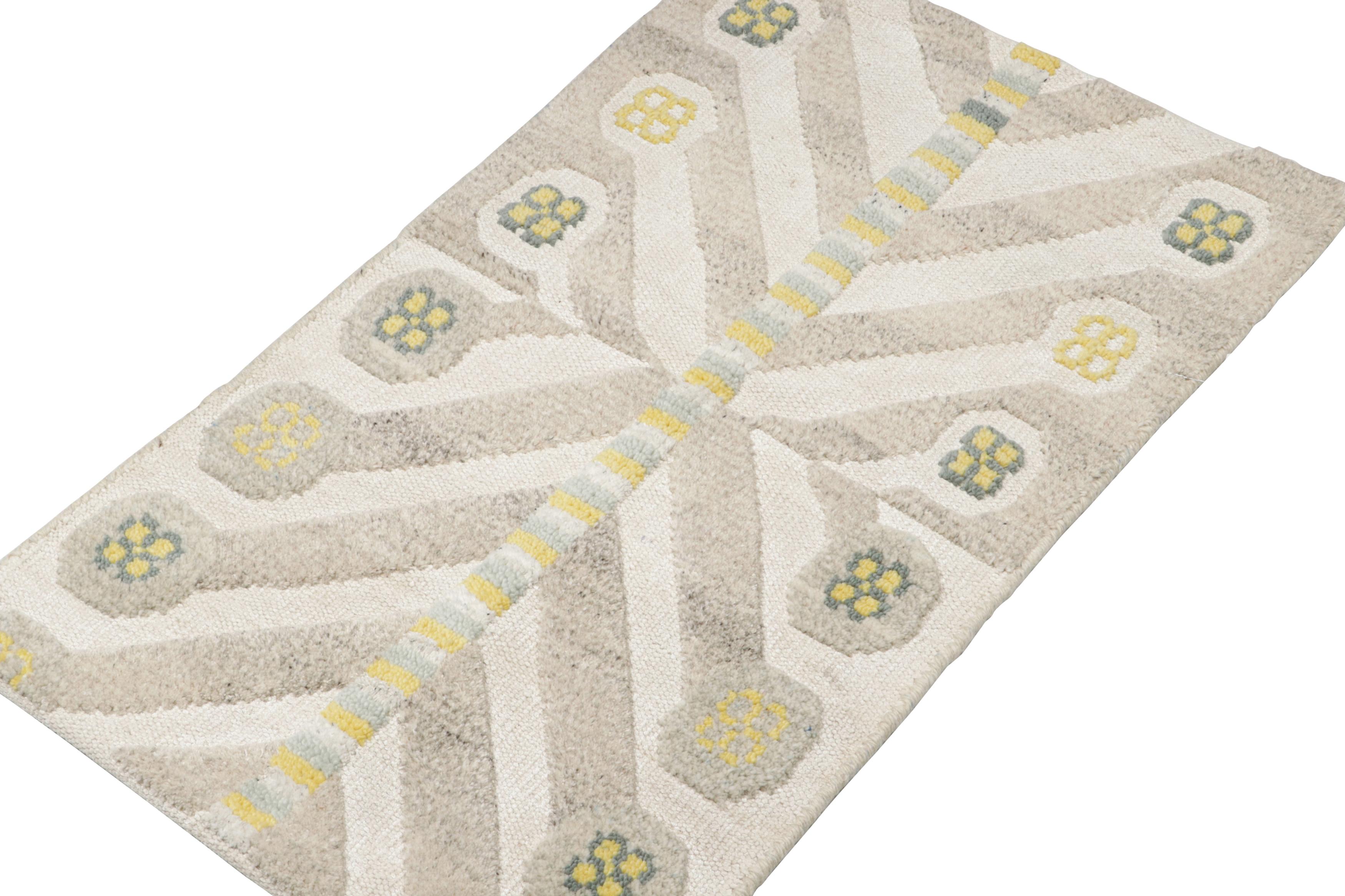 Questo tappeto d'accento 2x3 in stile svedese appartiene alla premiata Scandinavian Collection di Rug & Kilim. Annodato a mano in lana, il suo design riflette una rivisitazione contemporanea dello stile Rollakans e Swedish Deco di metà secolo.

Sul