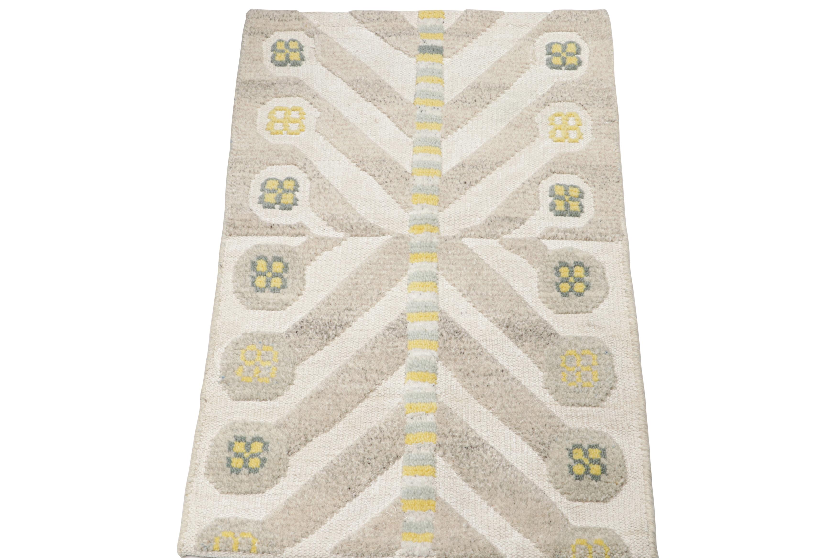 Moderno Tappeto in stile scandinavo Rug & Kilim in beige con motivi geometrici in vendita