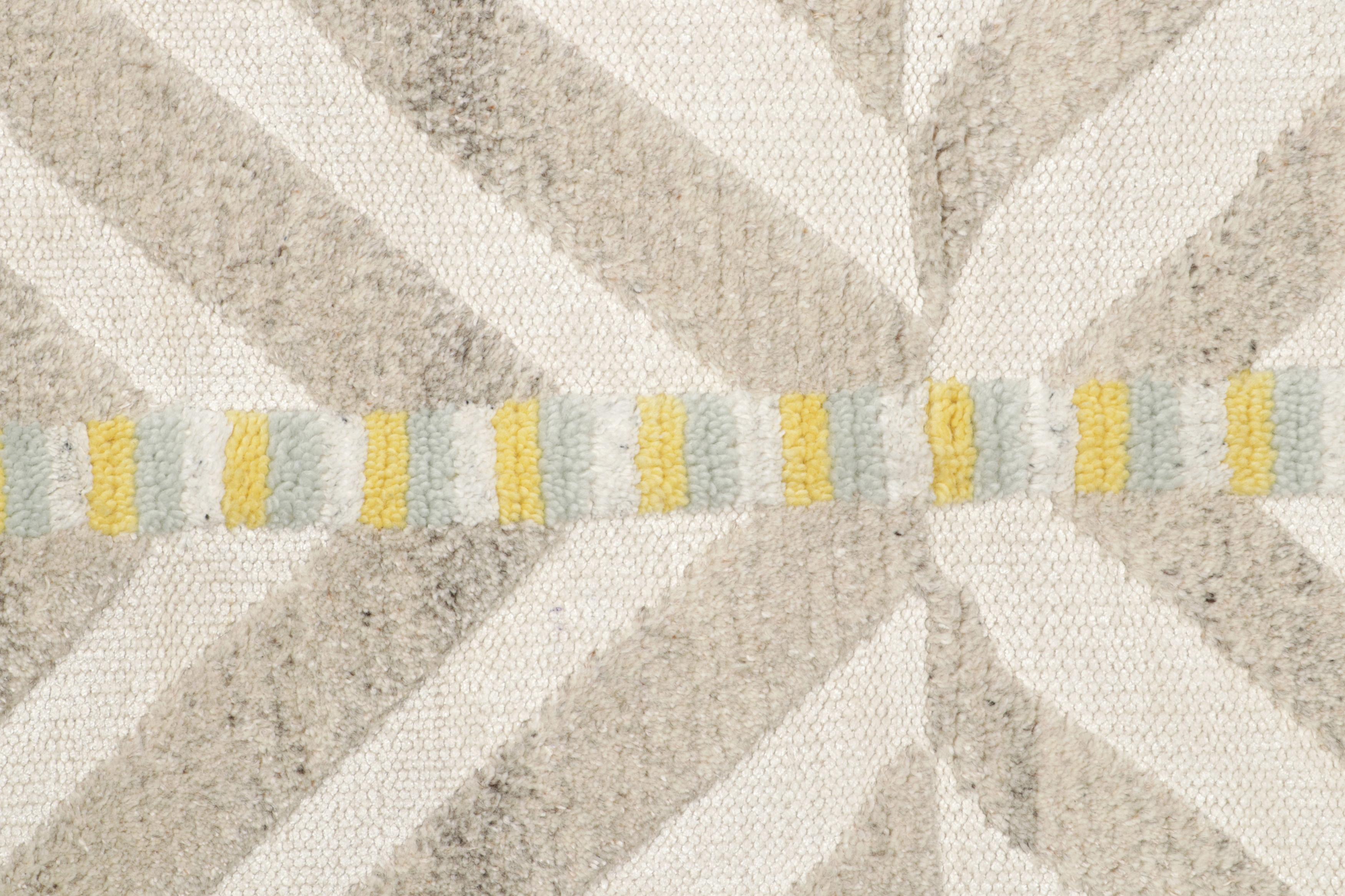 Tappeto in stile scandinavo Rug & Kilim in beige con motivi geometrici In condizioni Nuovo in vendita a Long Island City, NY