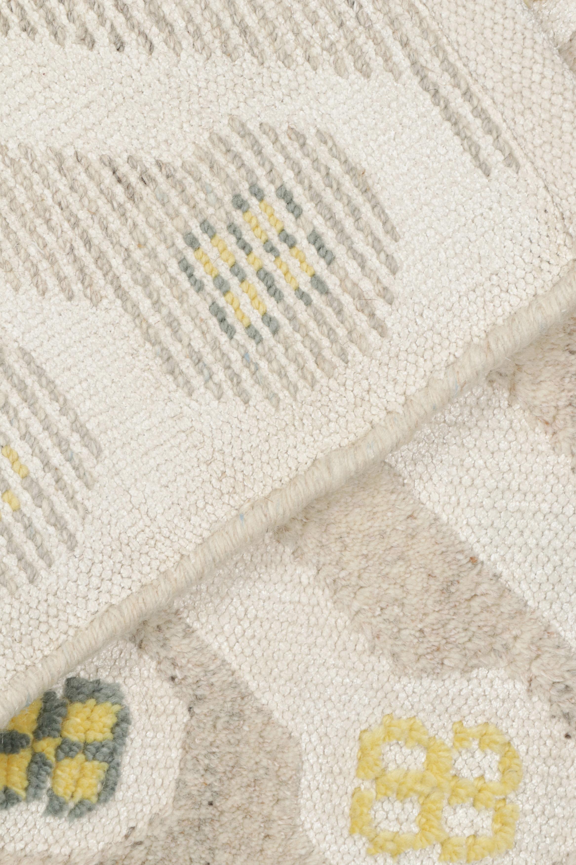 XXI secolo e contemporaneo Tappeto in stile scandinavo Rug & Kilim in beige con motivi geometrici in vendita