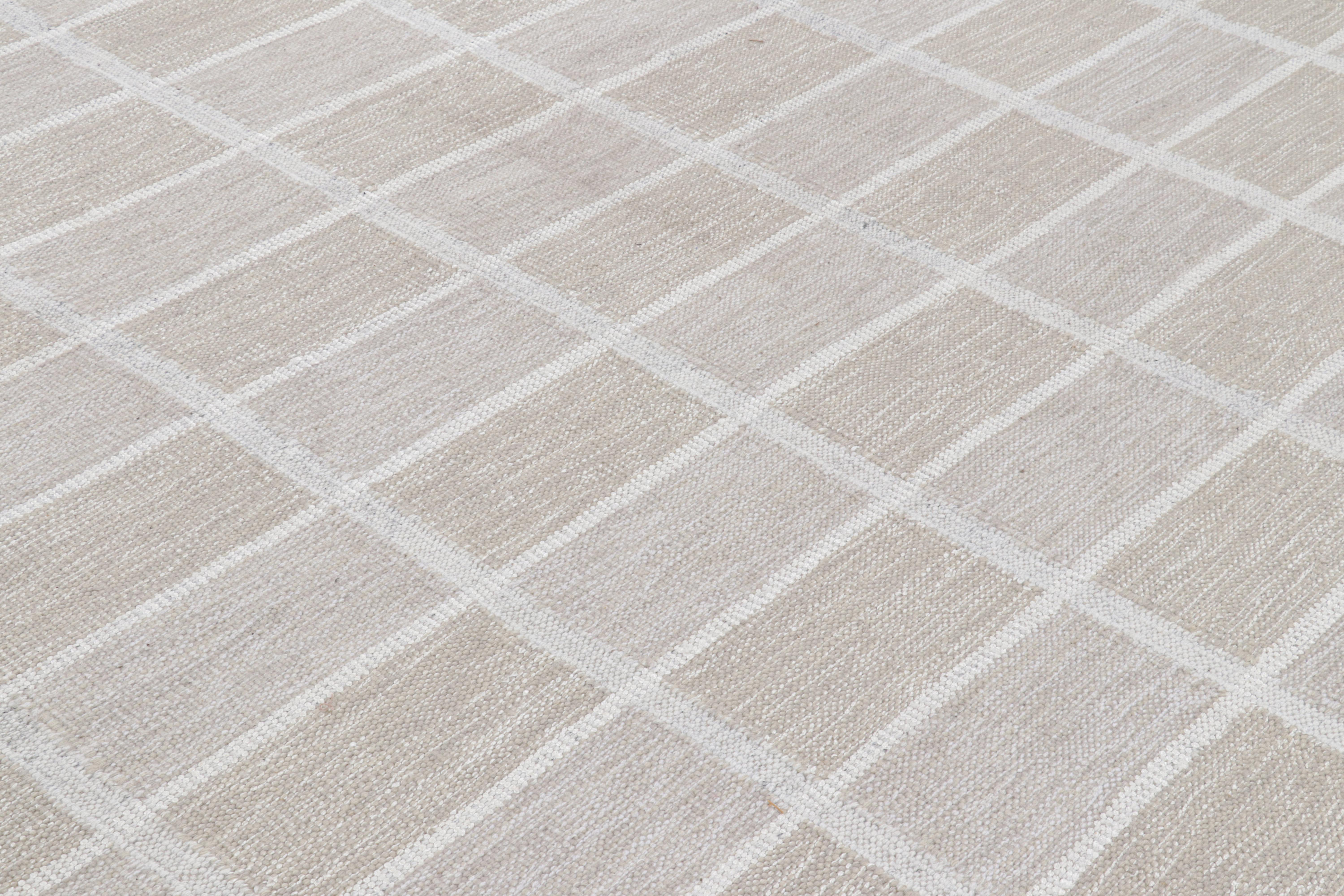 Ce tapis 8x9 est une nouveauté audacieuse de la Collection S &New de Rug & Kilim. Tissé à la main dans un tissage plat en laine avec également des fils naturels non teints, son design s'inspire des modèles minimalistes suédois.

Sur le Design :