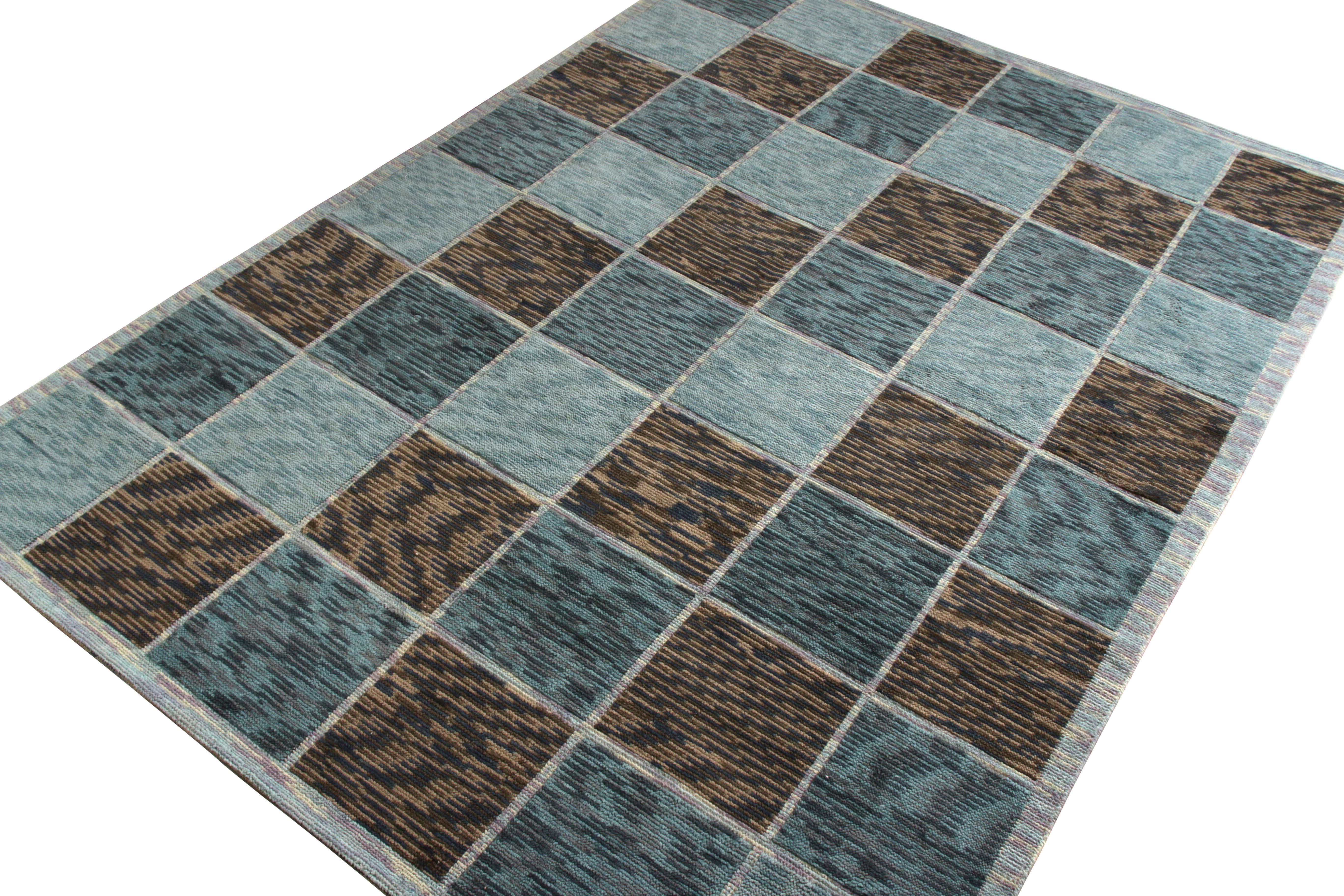Rug & Kilim's Teppich im skandinavischen Stil in Blau und Beige-Braun mit geometrischem Muster (Skandinavische Moderne) im Angebot