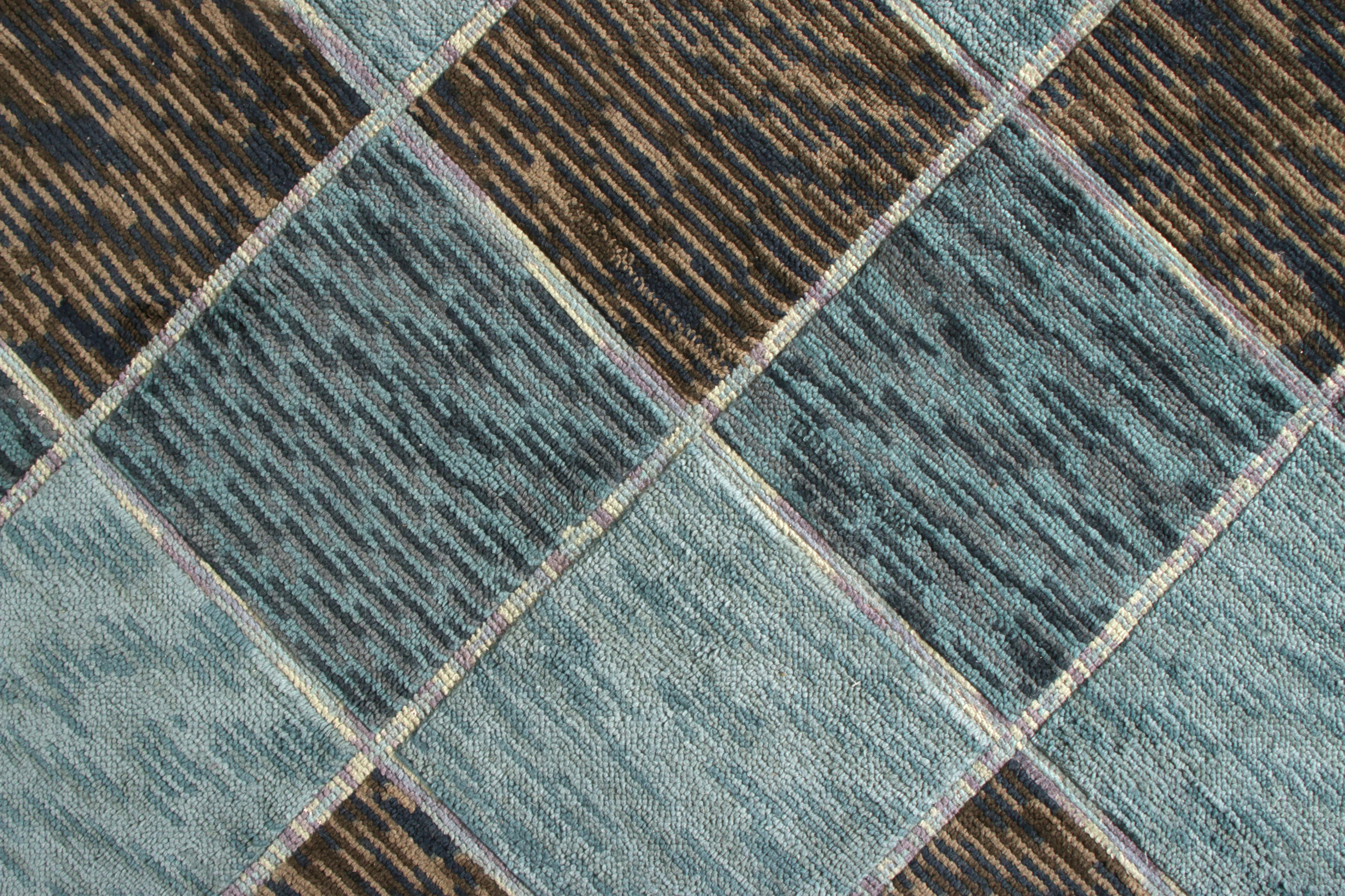 Rug & Kilim's Teppich im skandinavischen Stil in Blau und Beige-Braun mit geometrischem Muster (Indisch) im Angebot