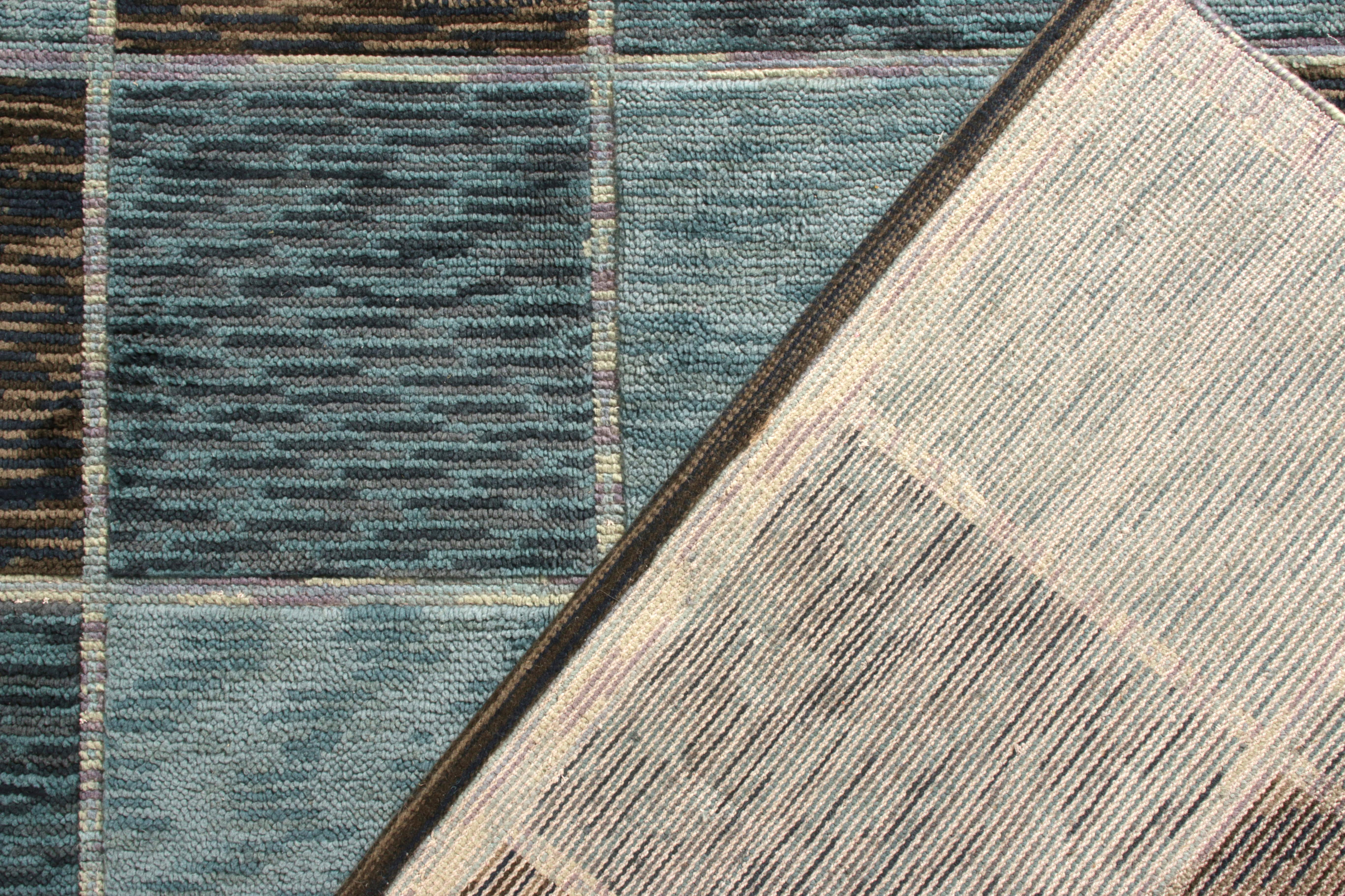 Rug & Kilim's Teppich im skandinavischen Stil in Blau und Beige-Braun mit geometrischem Muster (Handgeknüpft) im Angebot