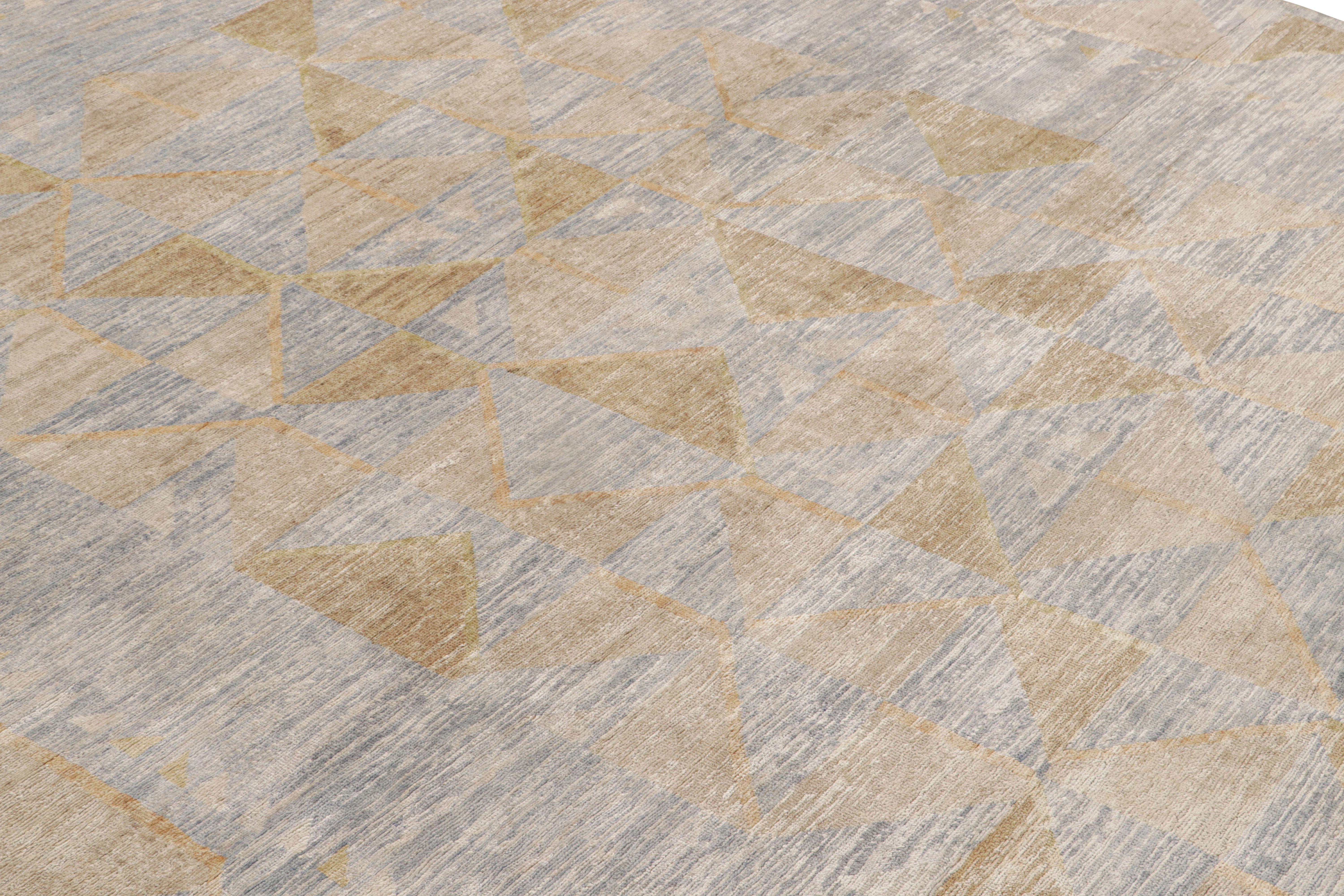 Rug & Kilim's Teppich im skandinavischen Stil in Blau und Beige-Braun mit geometrischen Mustern (Indisch) im Angebot