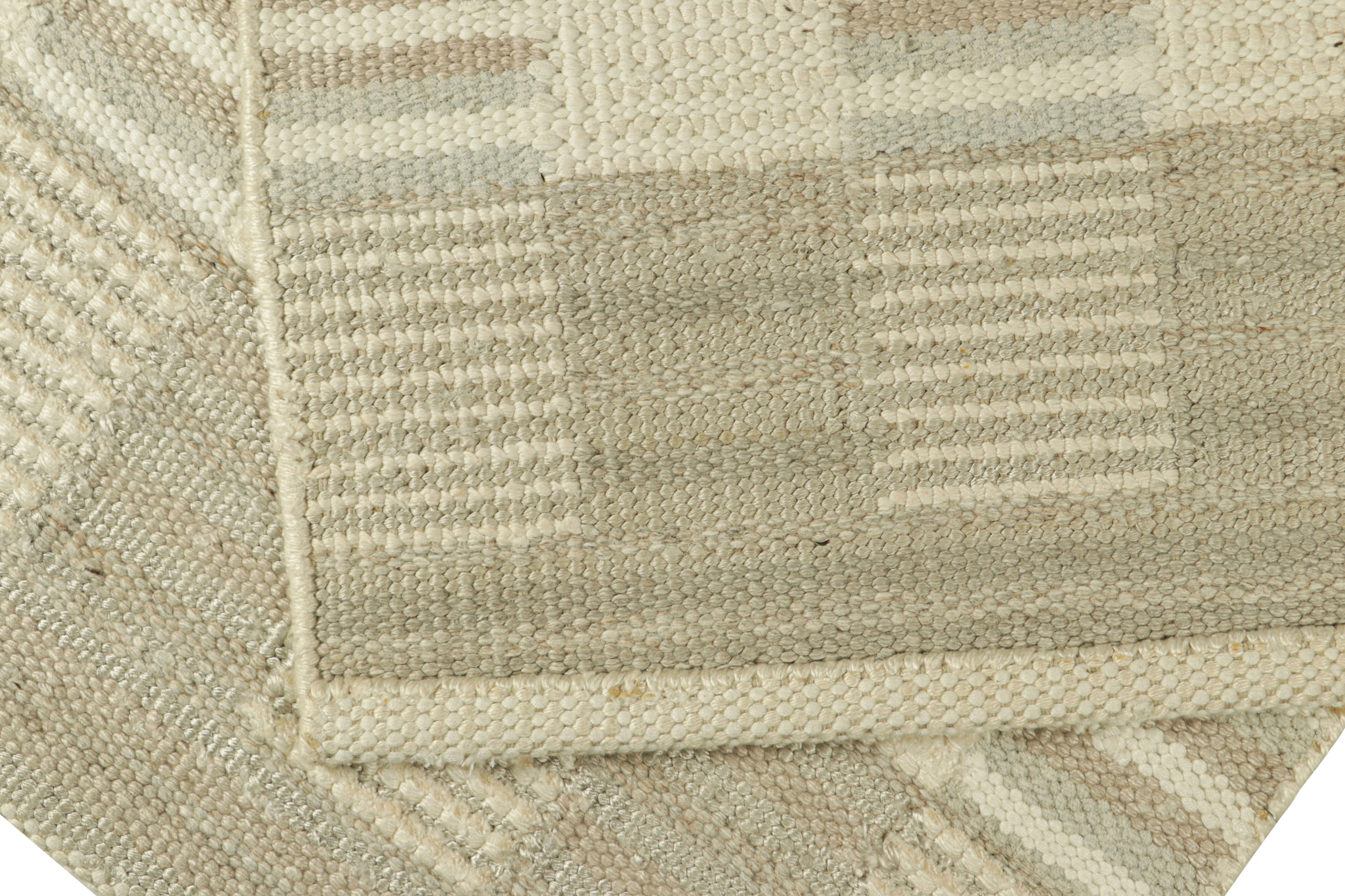 Rug & Kilim's Teppich im skandinavischen Stil in Blau und Beige mit geometrischen Mustern (Wolle) im Angebot