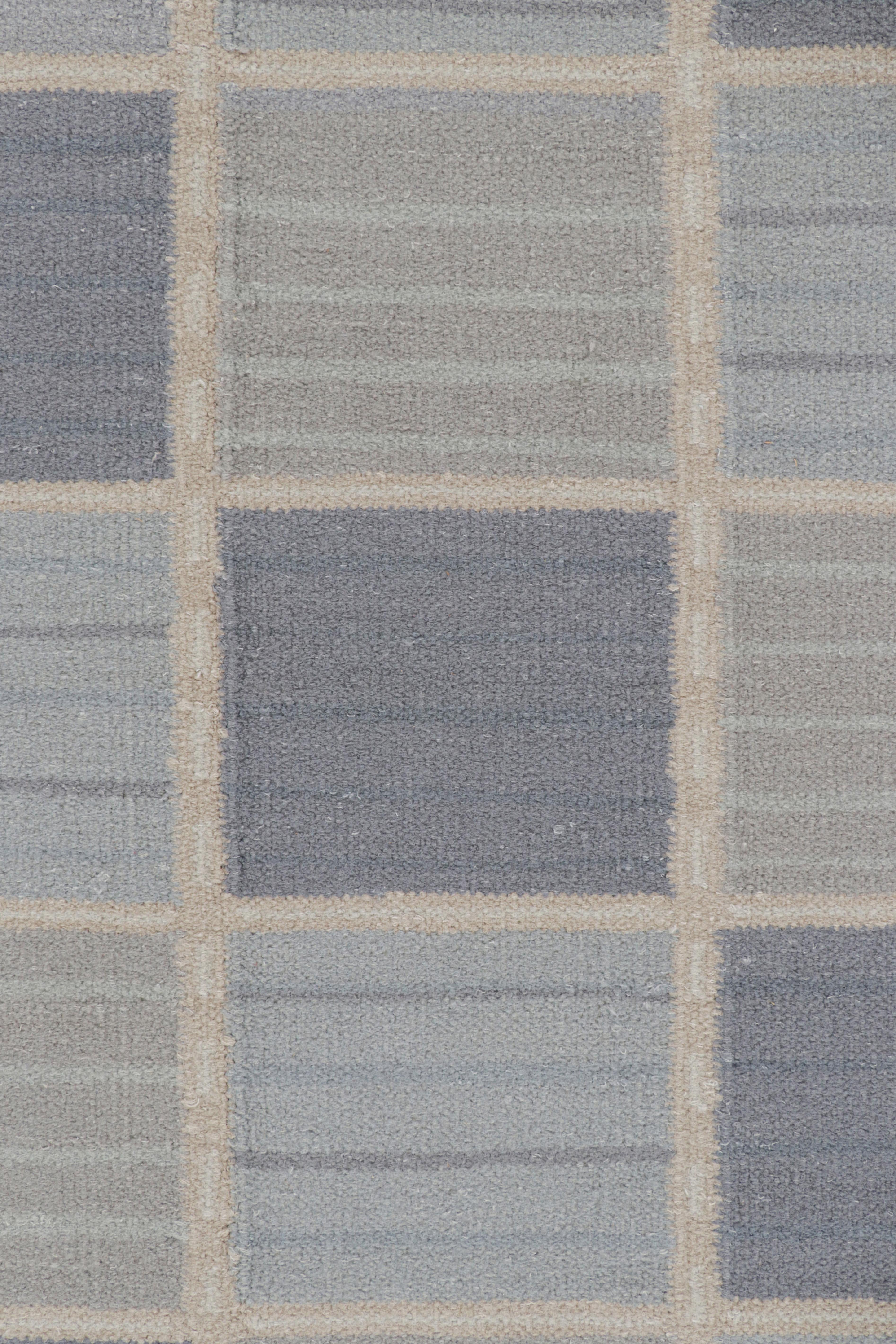 Rug & Kilim's Teppich im skandinavischen Stil in Blau und Beige mit geometrischen Mustern (Moderne) im Angebot