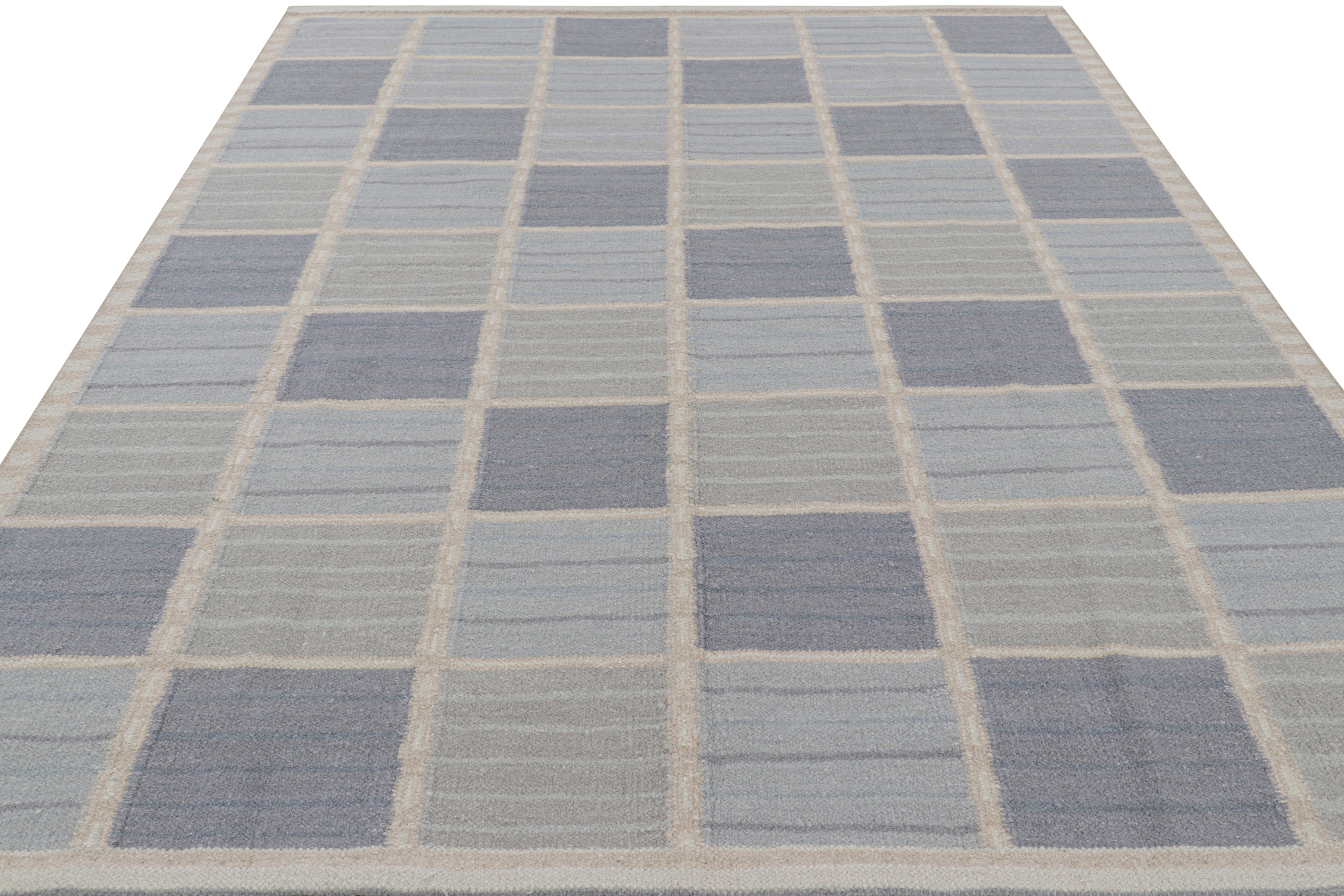 Rug & Kilim's Teppich im skandinavischen Stil in Blau und Beige mit geometrischen Mustern (Indisch) im Angebot