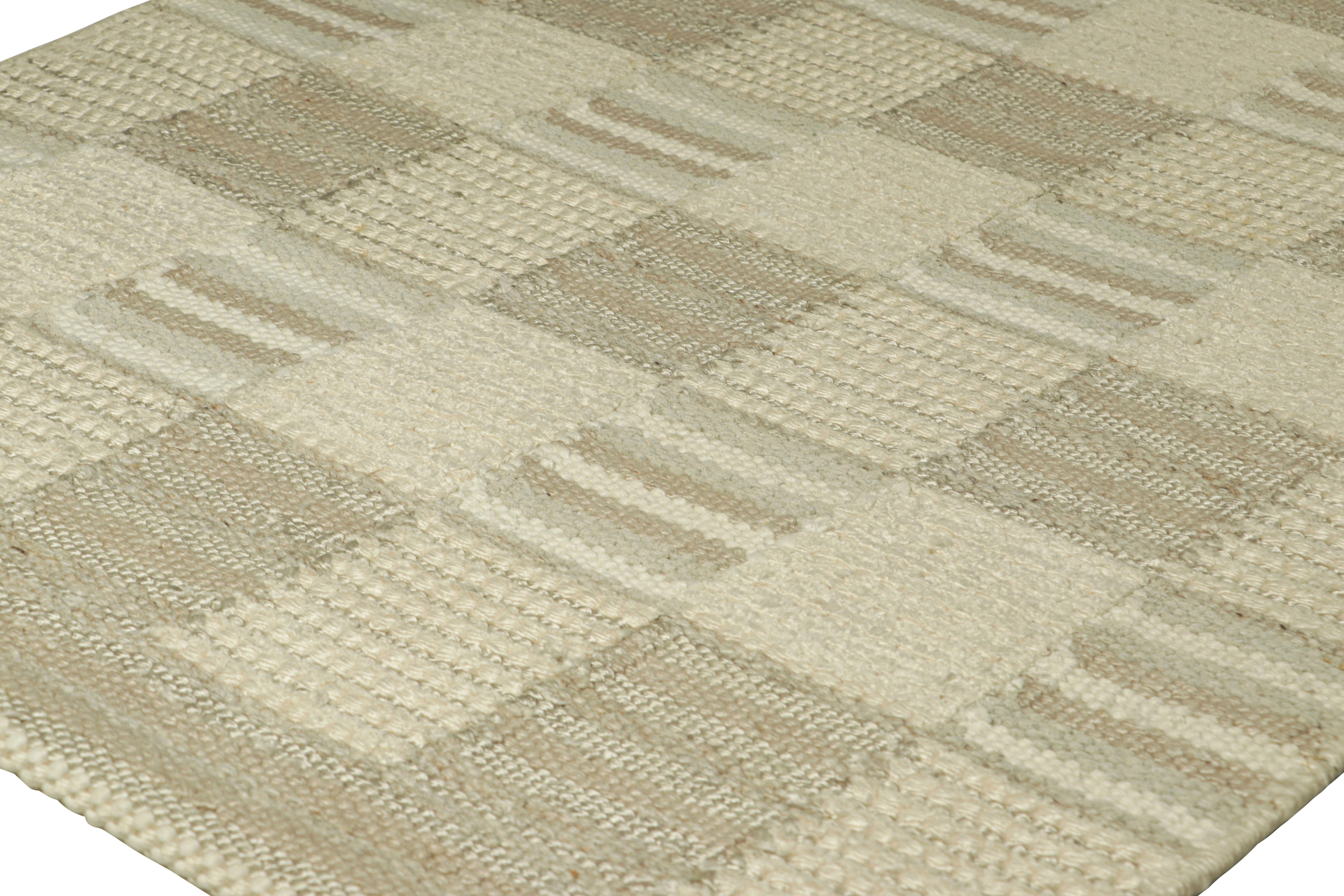 Rug & Kilim's Teppich im skandinavischen Stil in Blau und Beige mit geometrischen Mustern (Moderne) im Angebot