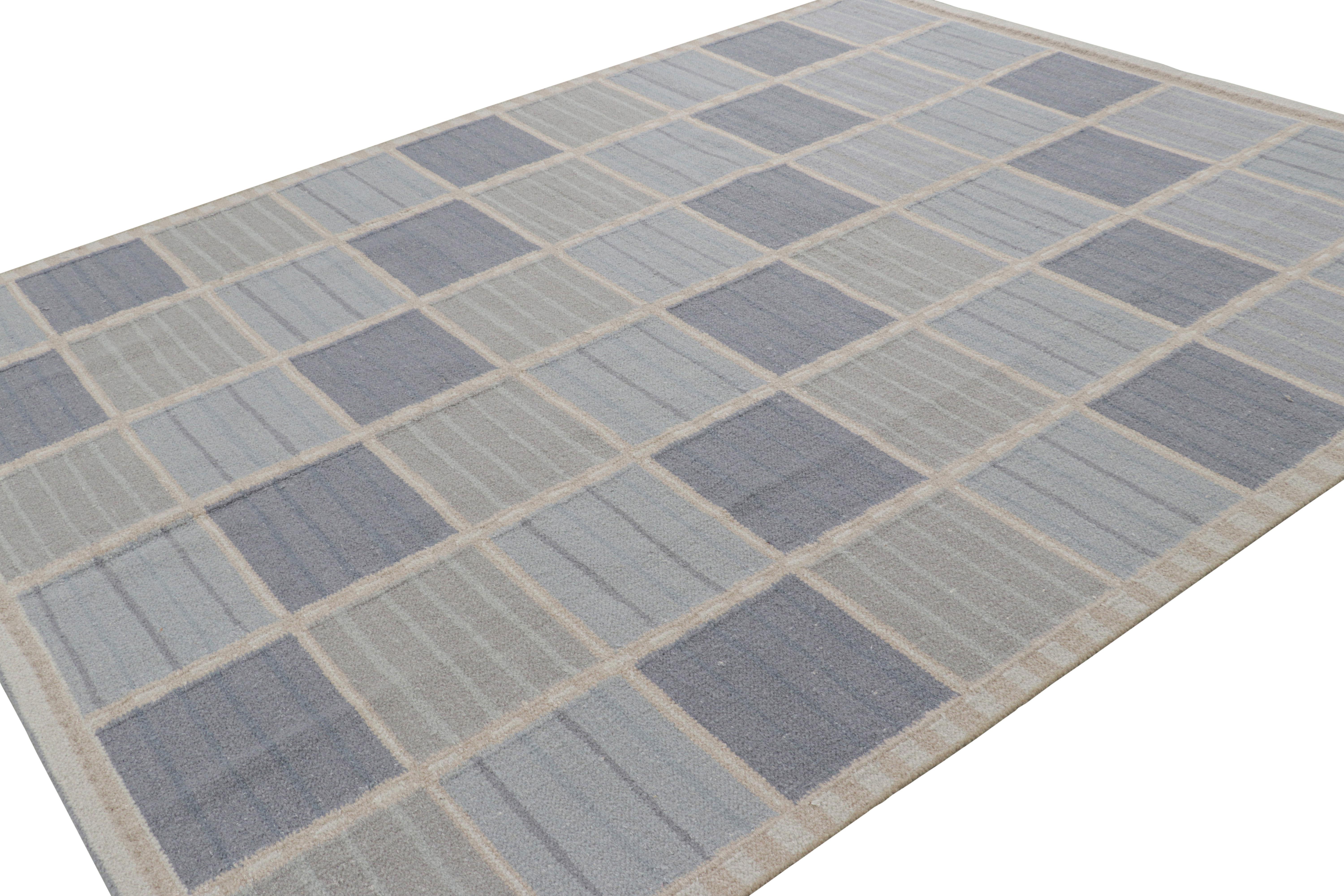 Rug & Kilim's Teppich im skandinavischen Stil in Blau und Beige mit geometrischen Mustern (Handgewebt) im Angebot